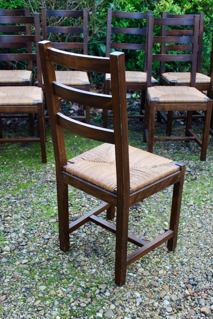 Suite de 17 chaises paillées à haut dossier
