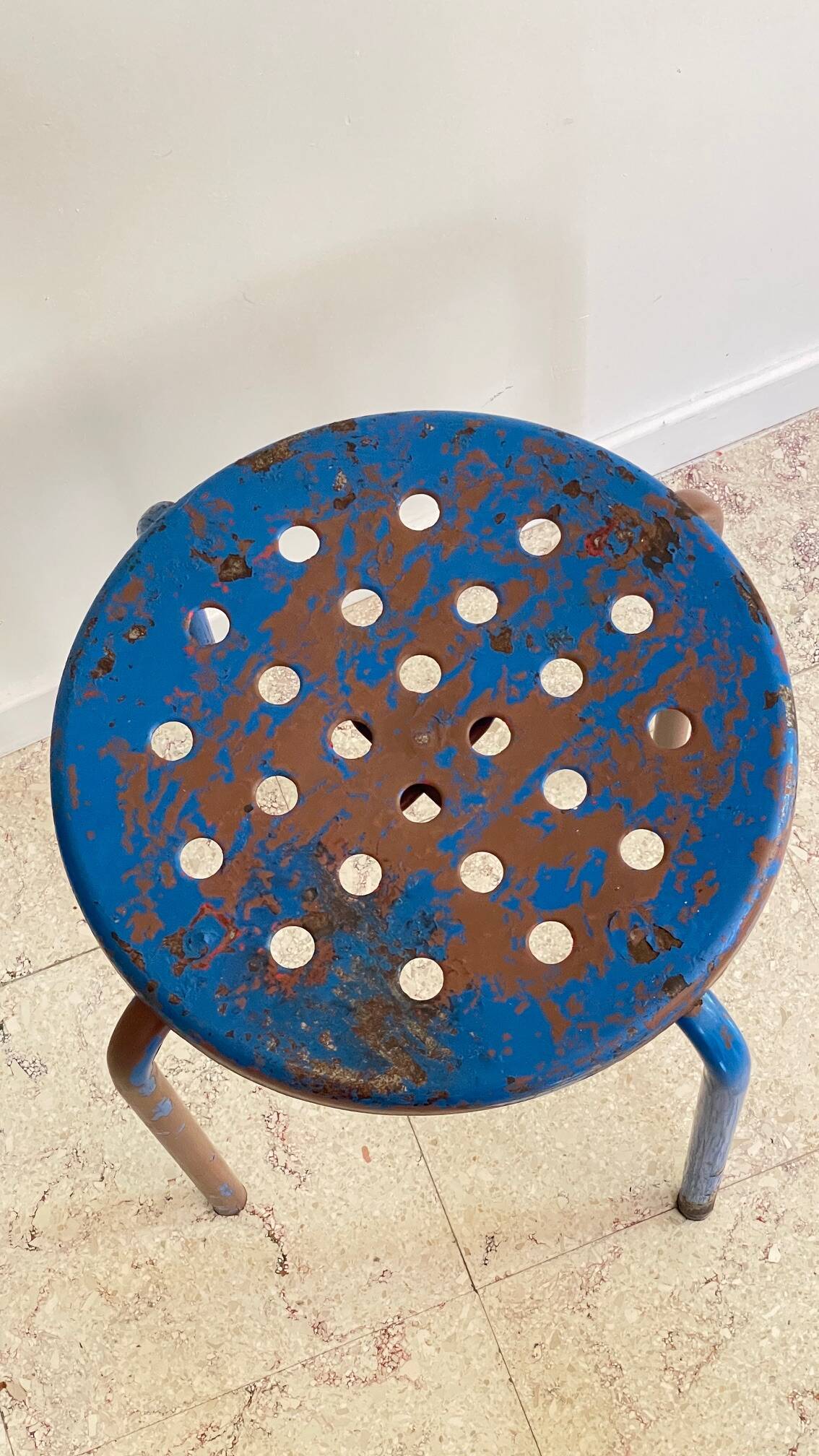 Tabouret industriel acier patine bleue & chocolat vintage