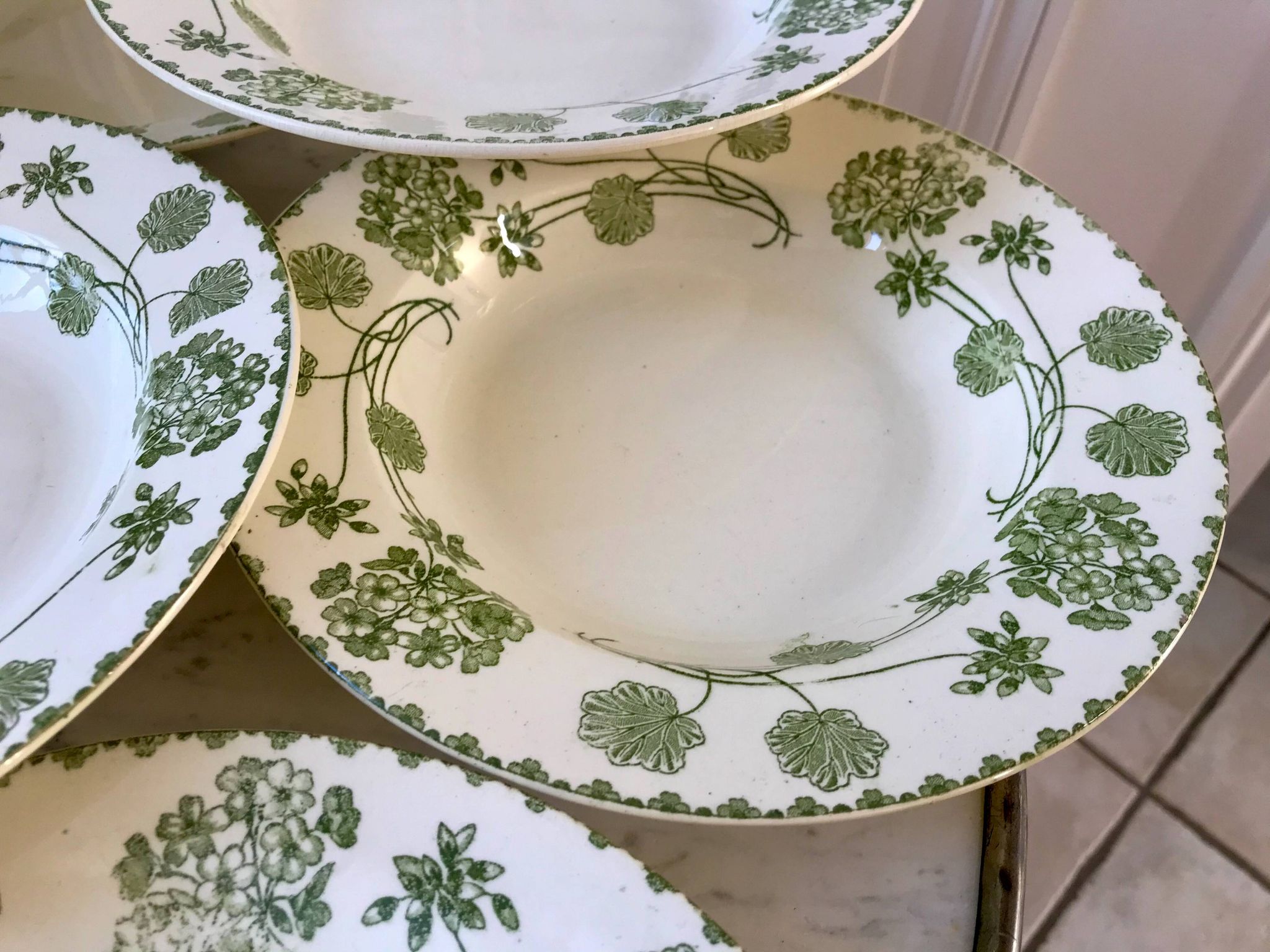 set of 8 hollow plates in Digoin Sarreguemines Iron Earth model "Geranium" green late 19th century