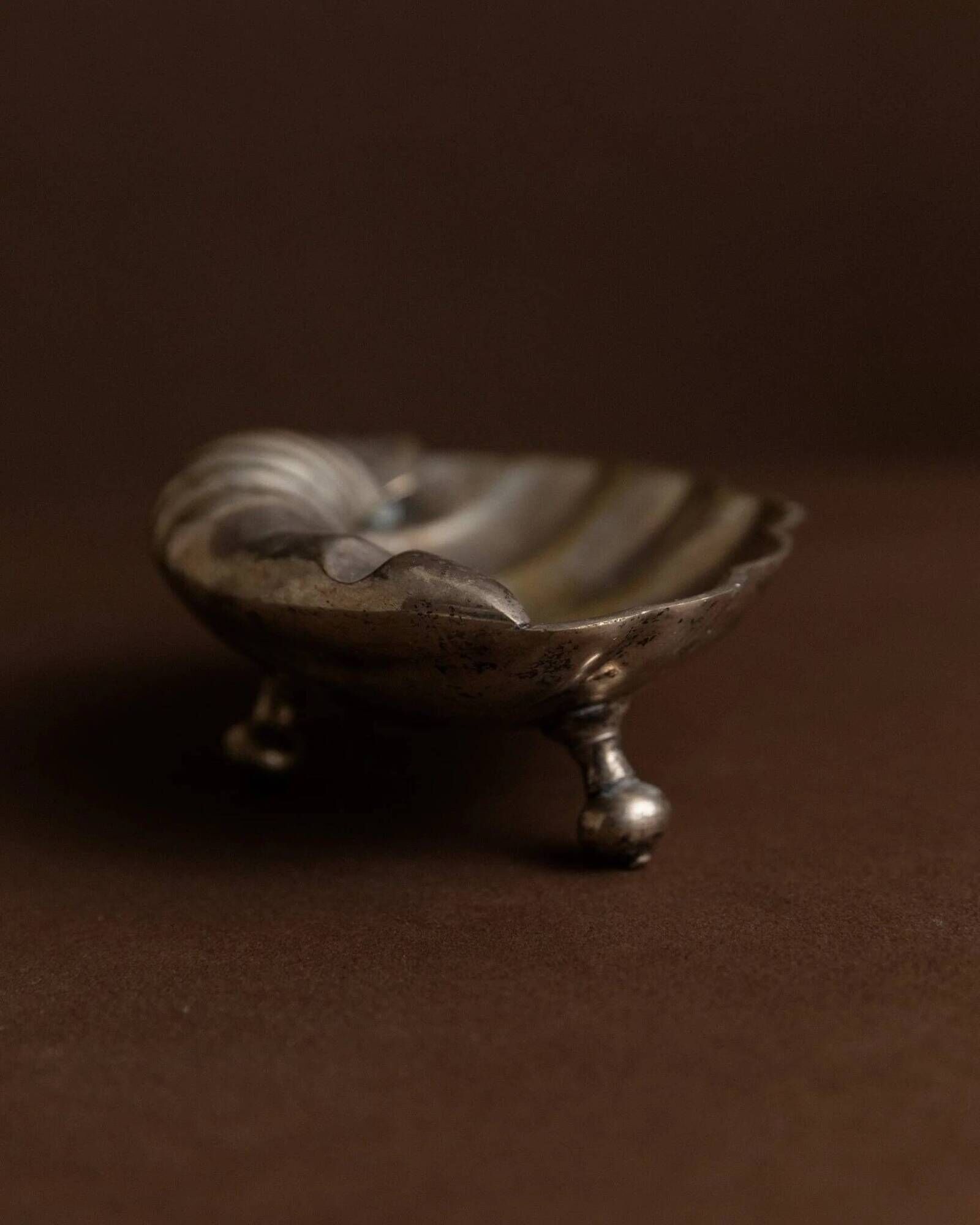 Argent metal ashtray in shell shape with feet – 1960s Italy vintage decor, gift idea for her