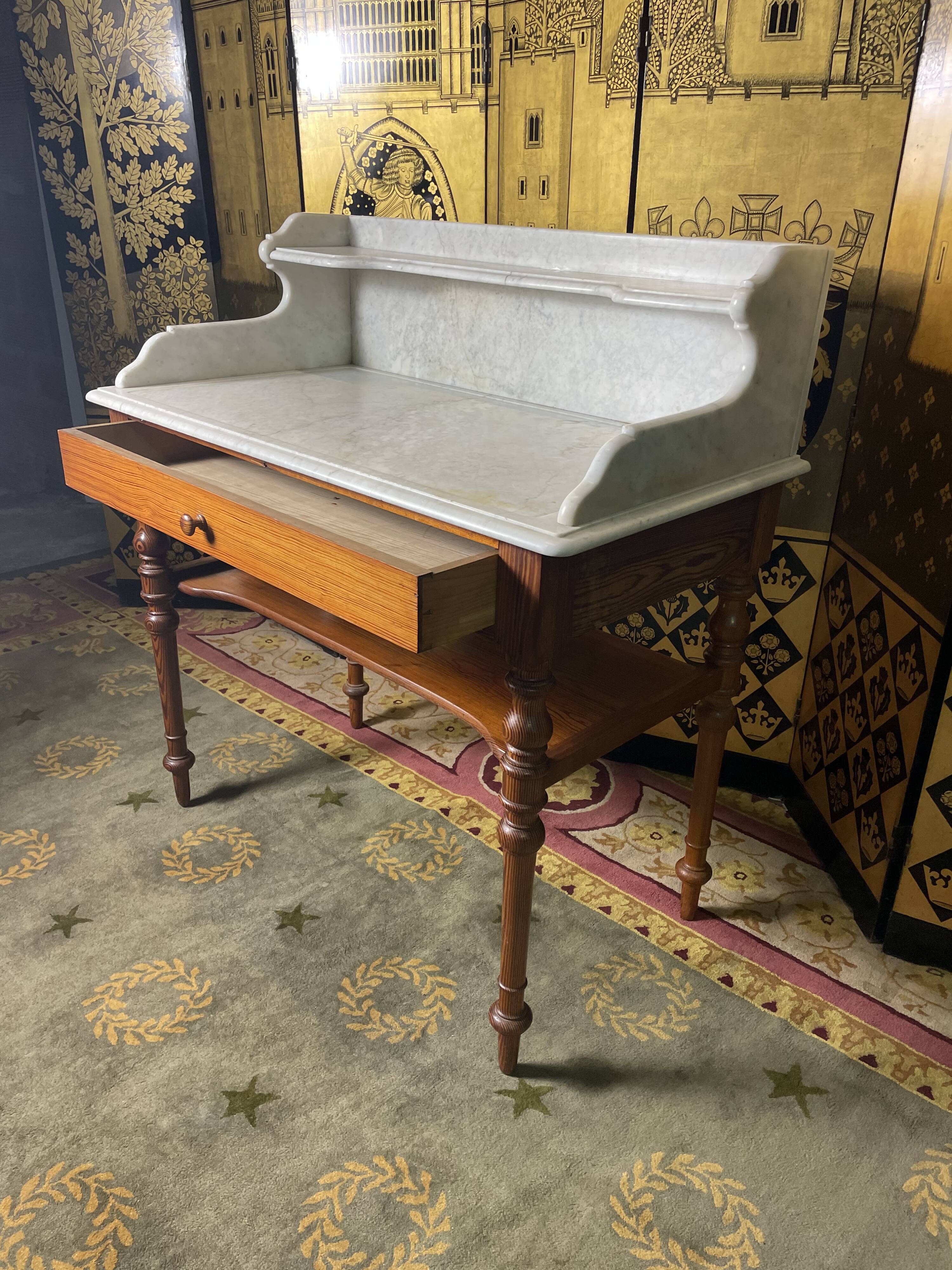 Toilet table in pitchpin and carrara marble