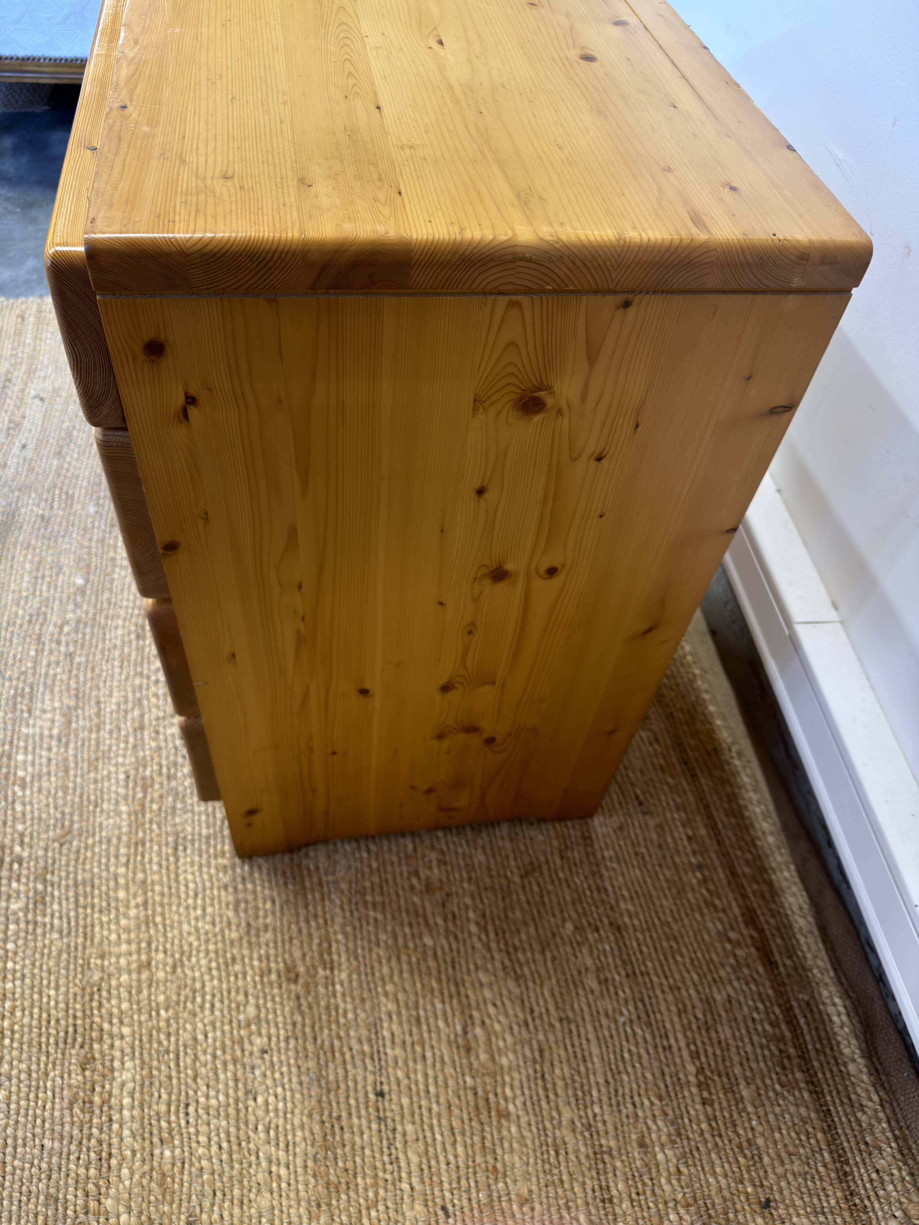 Commode Charlotte Perriand "Les Arcs" en pin massif – 4 tiroirs – Années 19