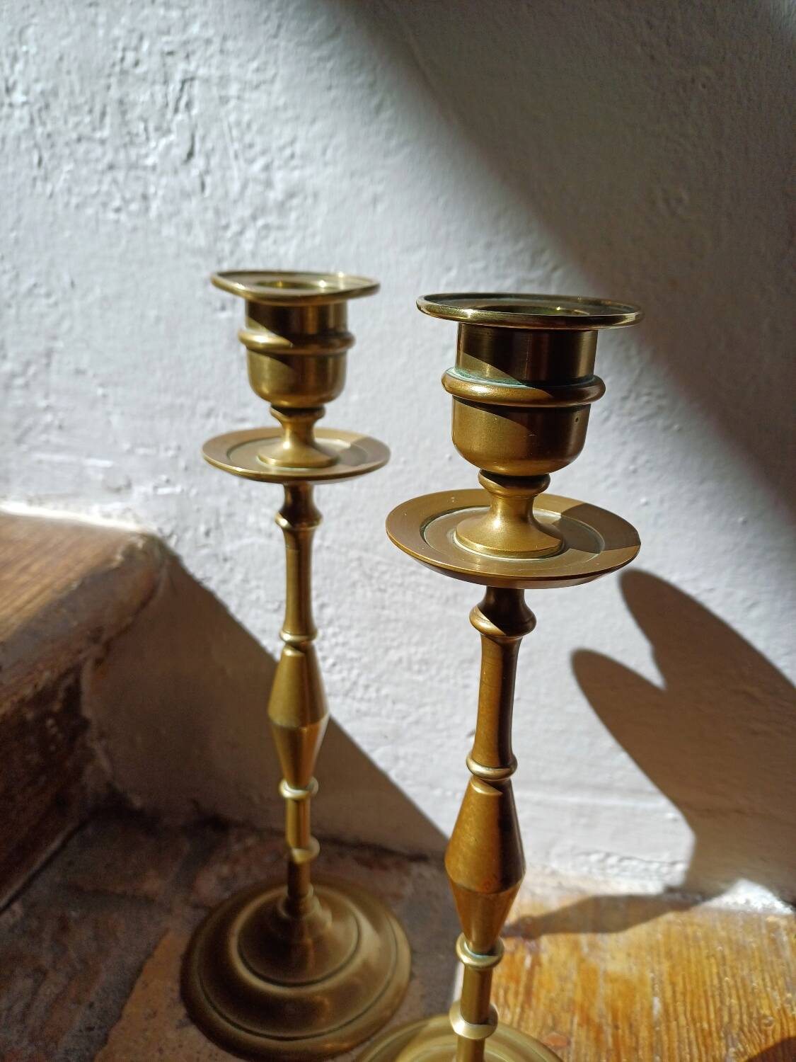 Paire de grands bougeoirs en laiton