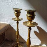 Paire de grands bougeoirs en laiton