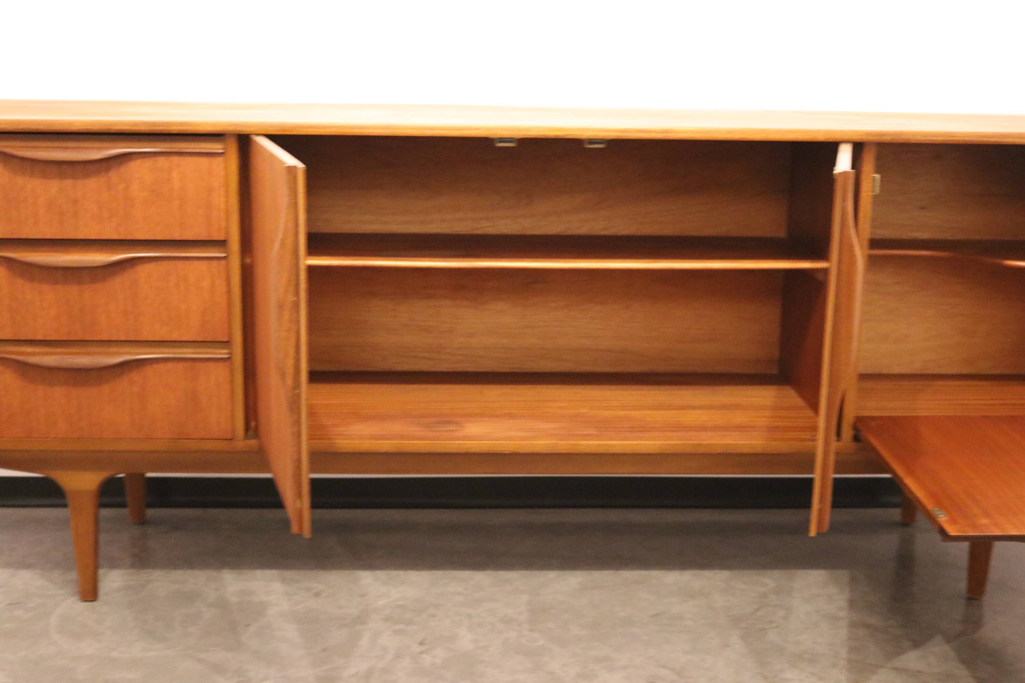 Sideboard in teak with built-in bar, Mcintosch - Scotland - 1960's