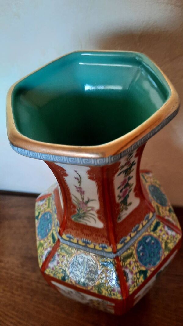 Vase chinois en porcelaine famille rose