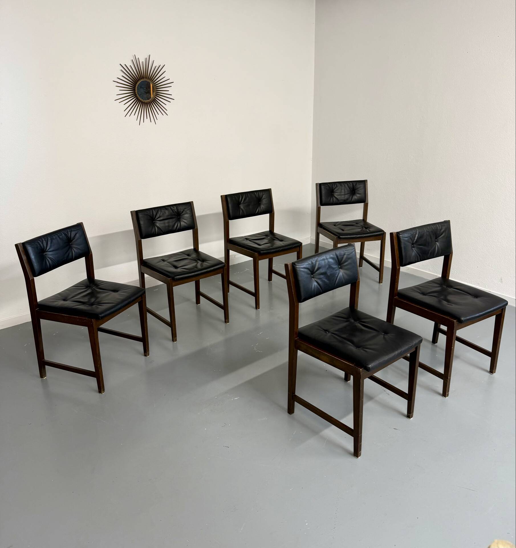 Lot of 6 Scandinavian design chairs in wood and black faux leather an70.