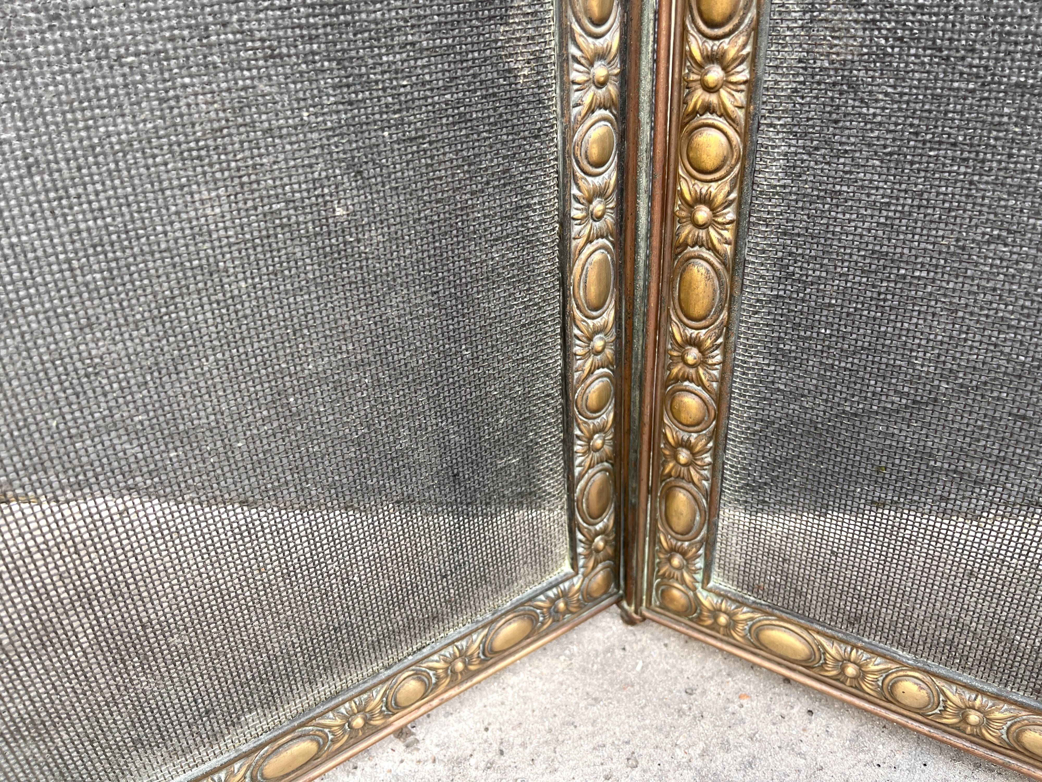 Antique fireplace screen in copper and brass from the 19th century.