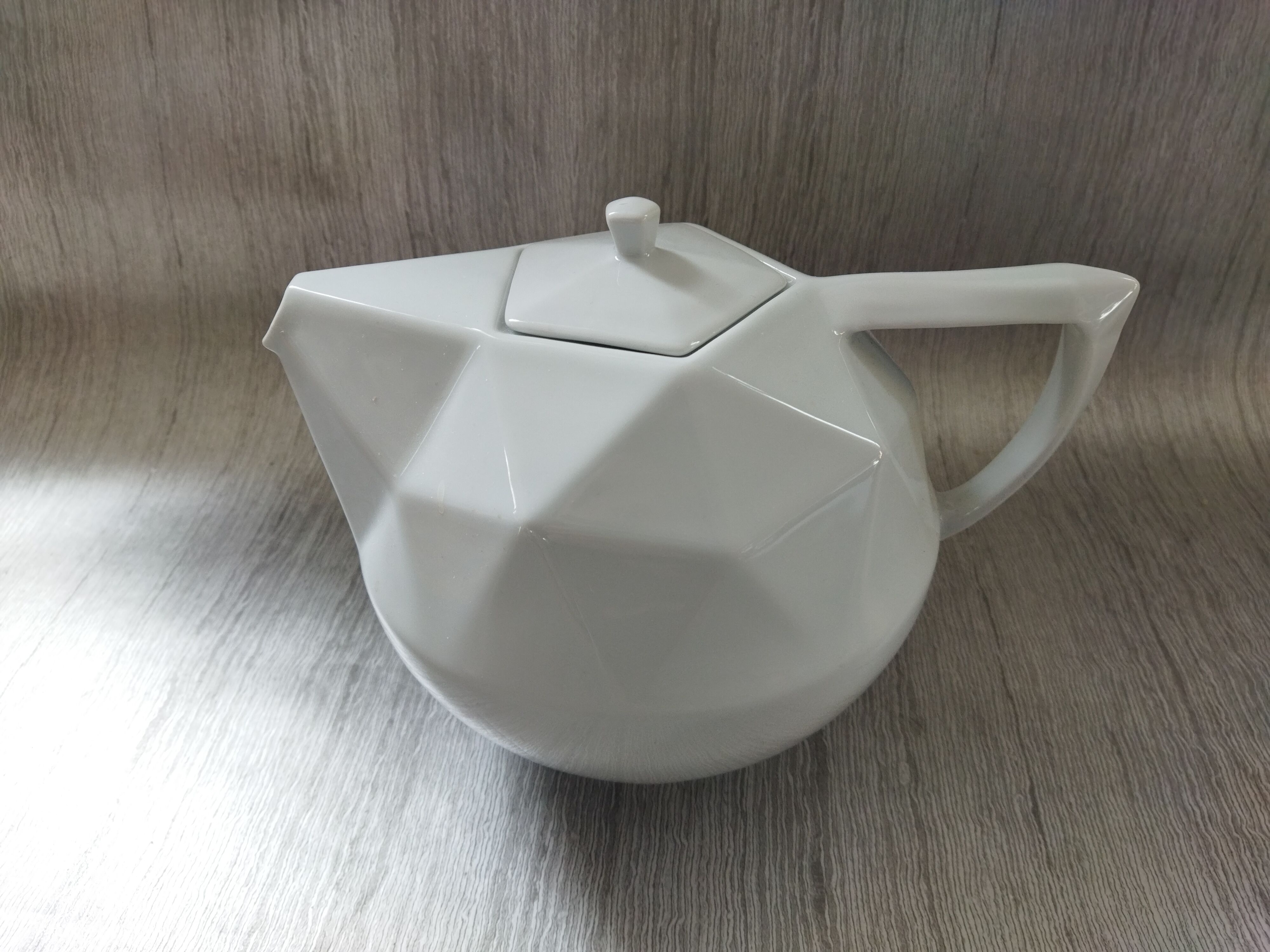 Porcelain teapot Deshoulières