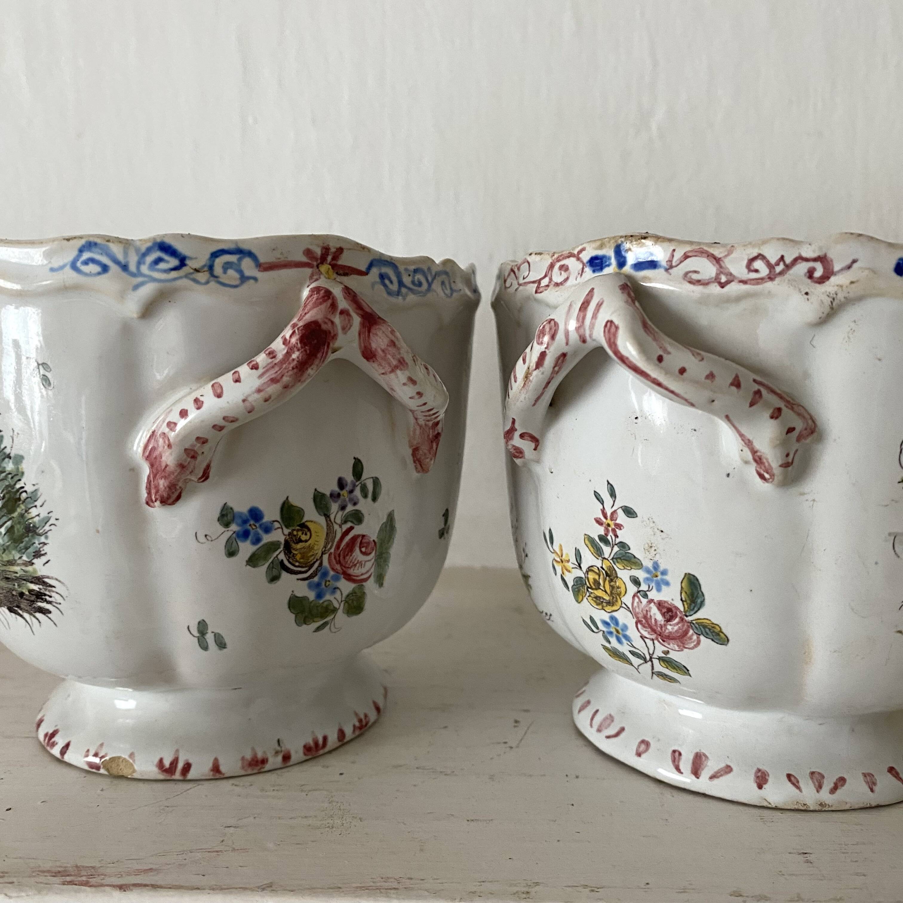 Paire de cache-pots anciens en faïence française , décor scènes champêtres