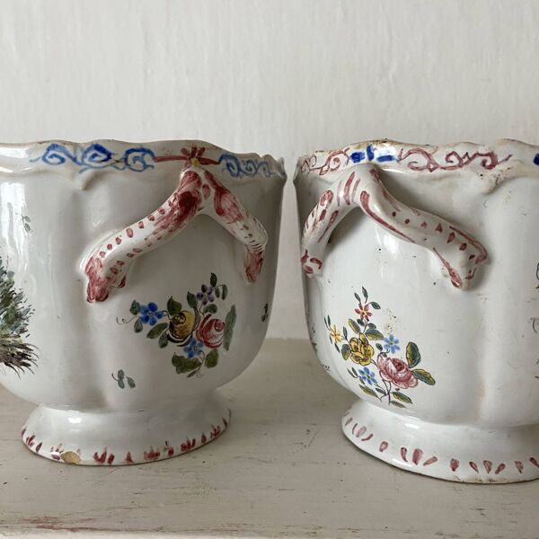 Paire de cache-pots anciens en faïence française , décor scènes champêtres