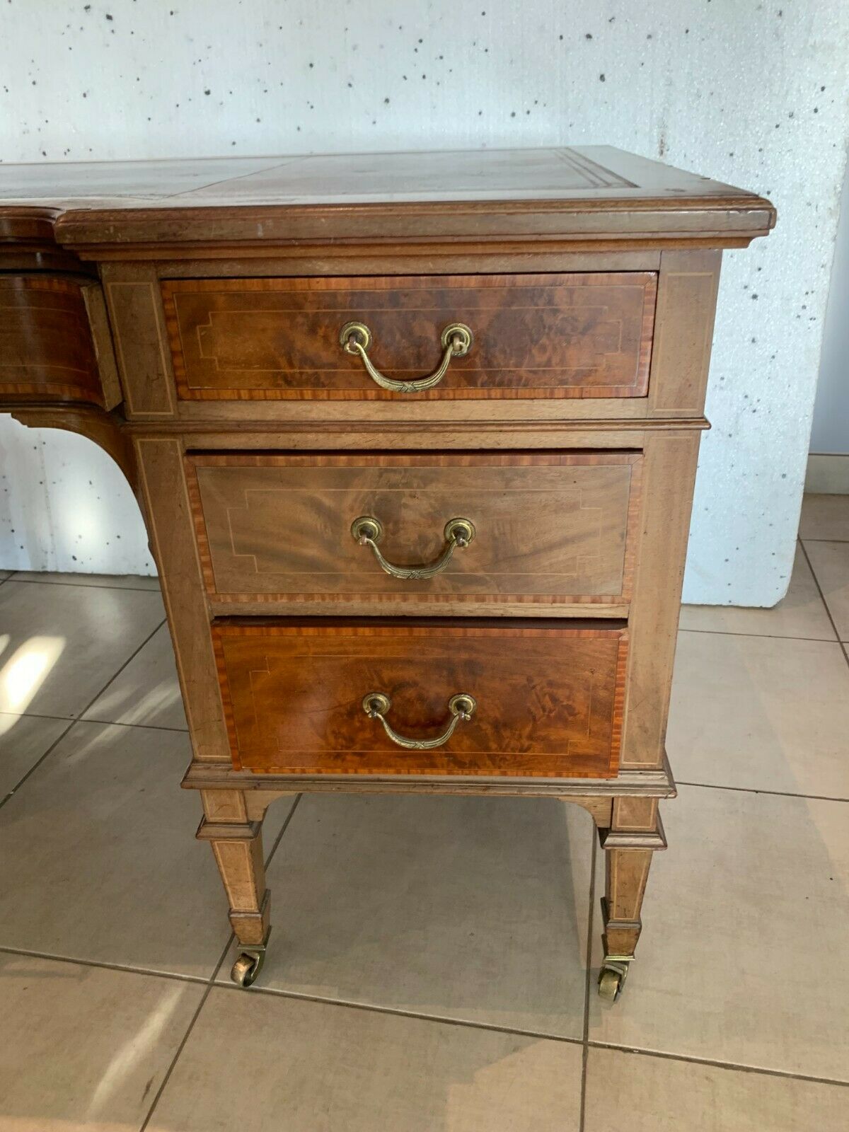 Desk and its rotating armchair England XIX century