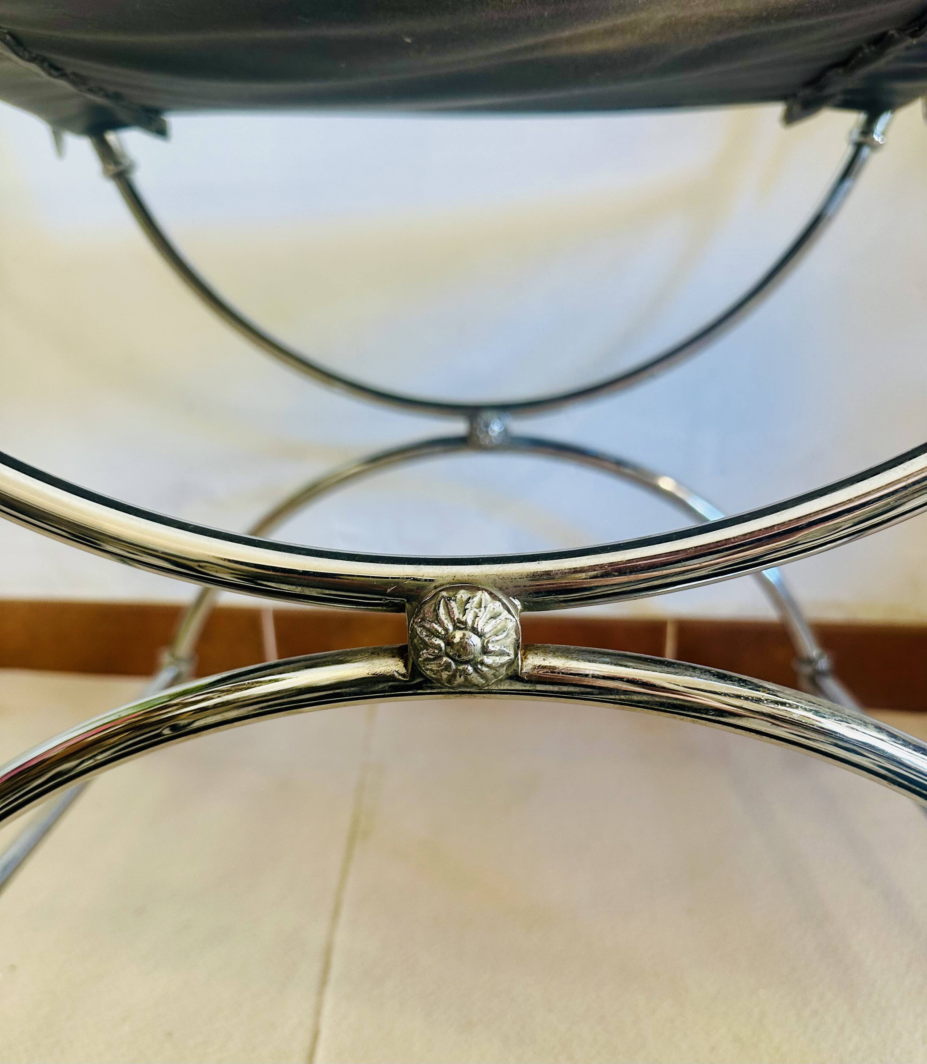 Tabouret Curule Style Maison Jansen en Acier Chromé et Cuir Noir