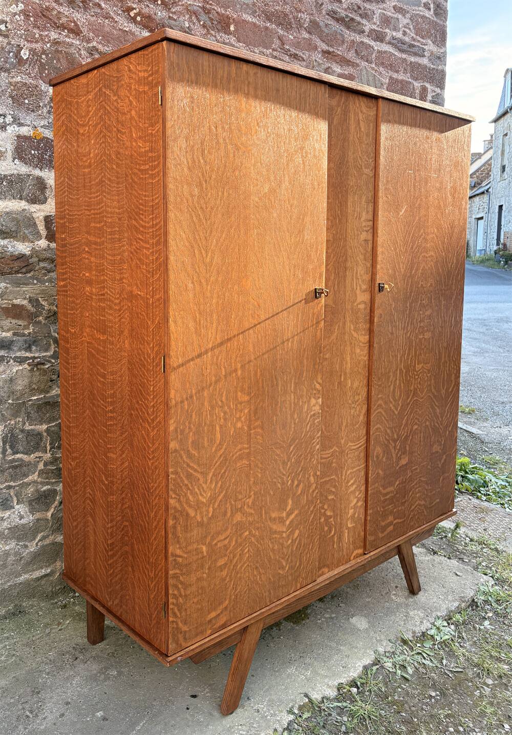 Armoire dressing vintage chêne tigré – pieds compas  50/60 – scandinave