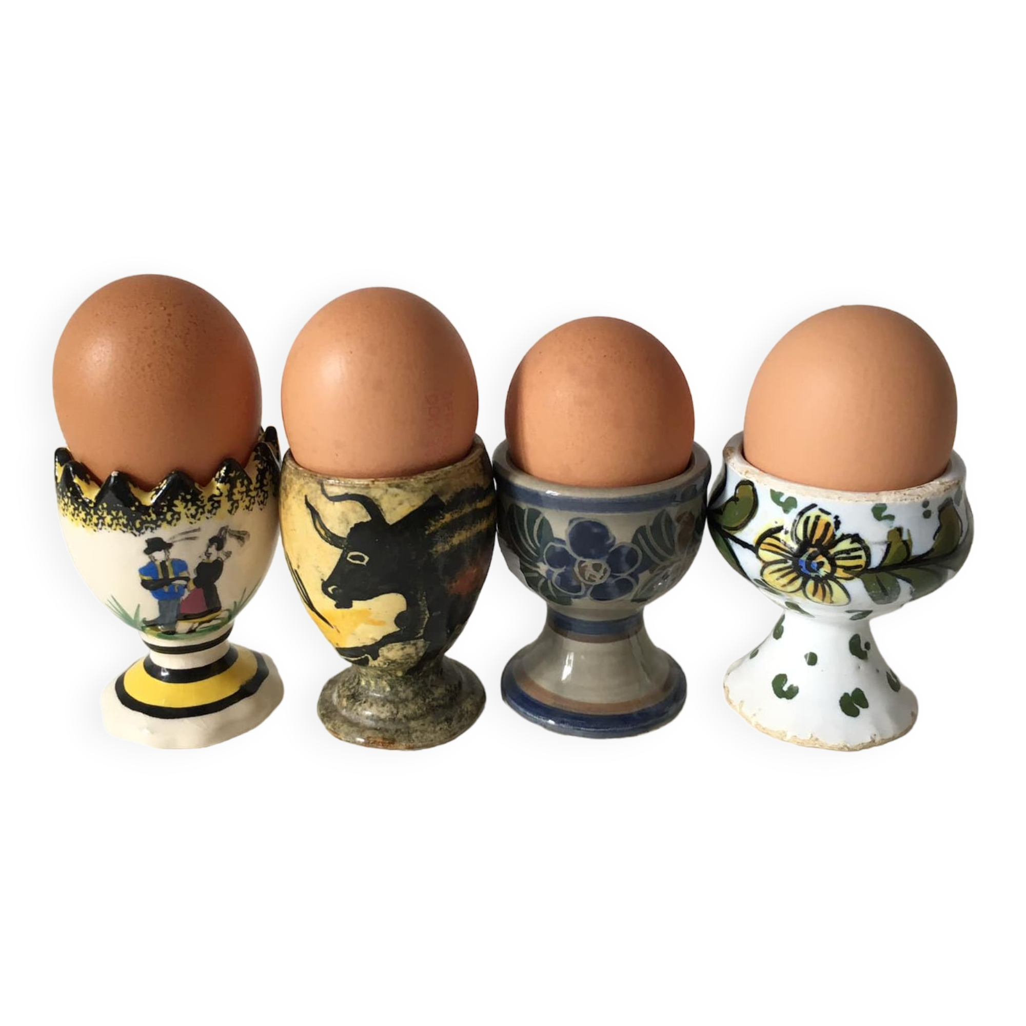 4 coquetiers dépareillés en porcelaine (3 signés : Henriot Quimper, JR Sarlat, et Alain Blanchard)