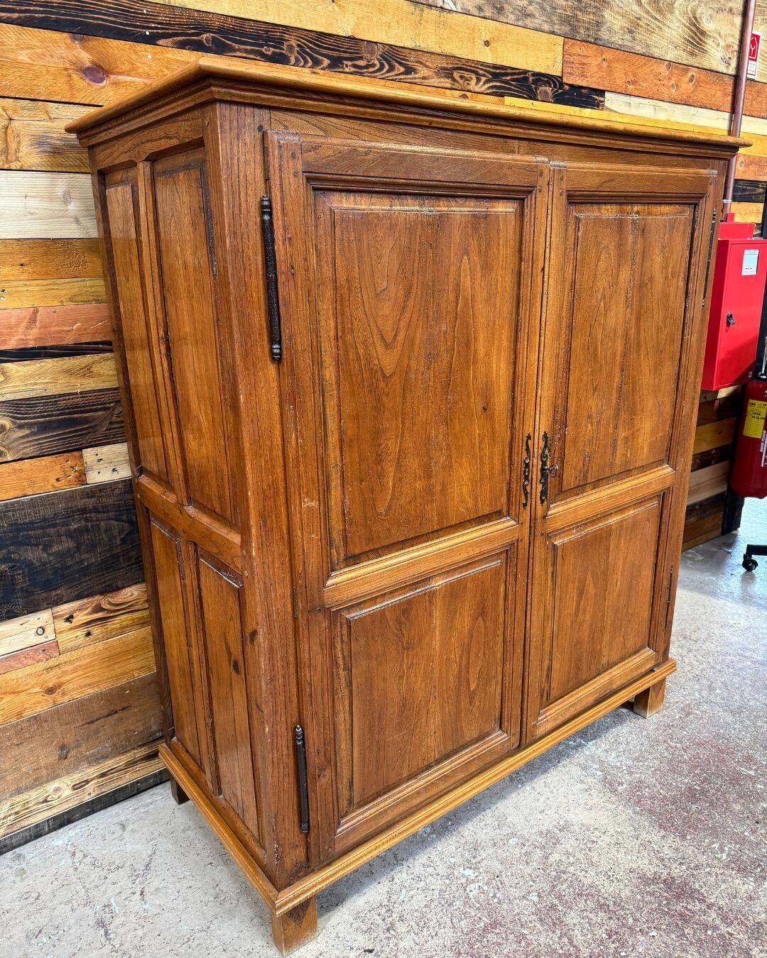 Parisian buffet in elm