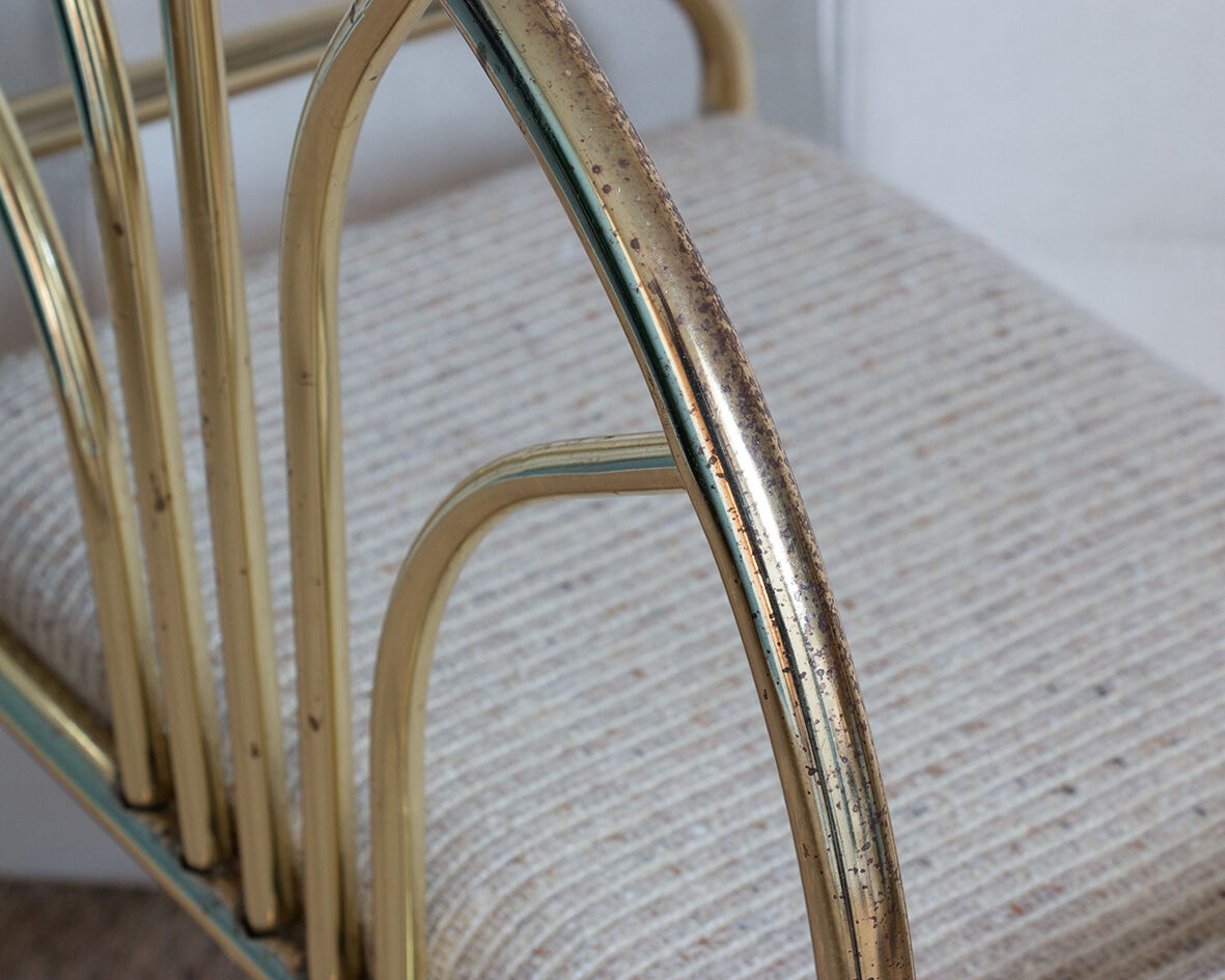 Dressing table in gold metal