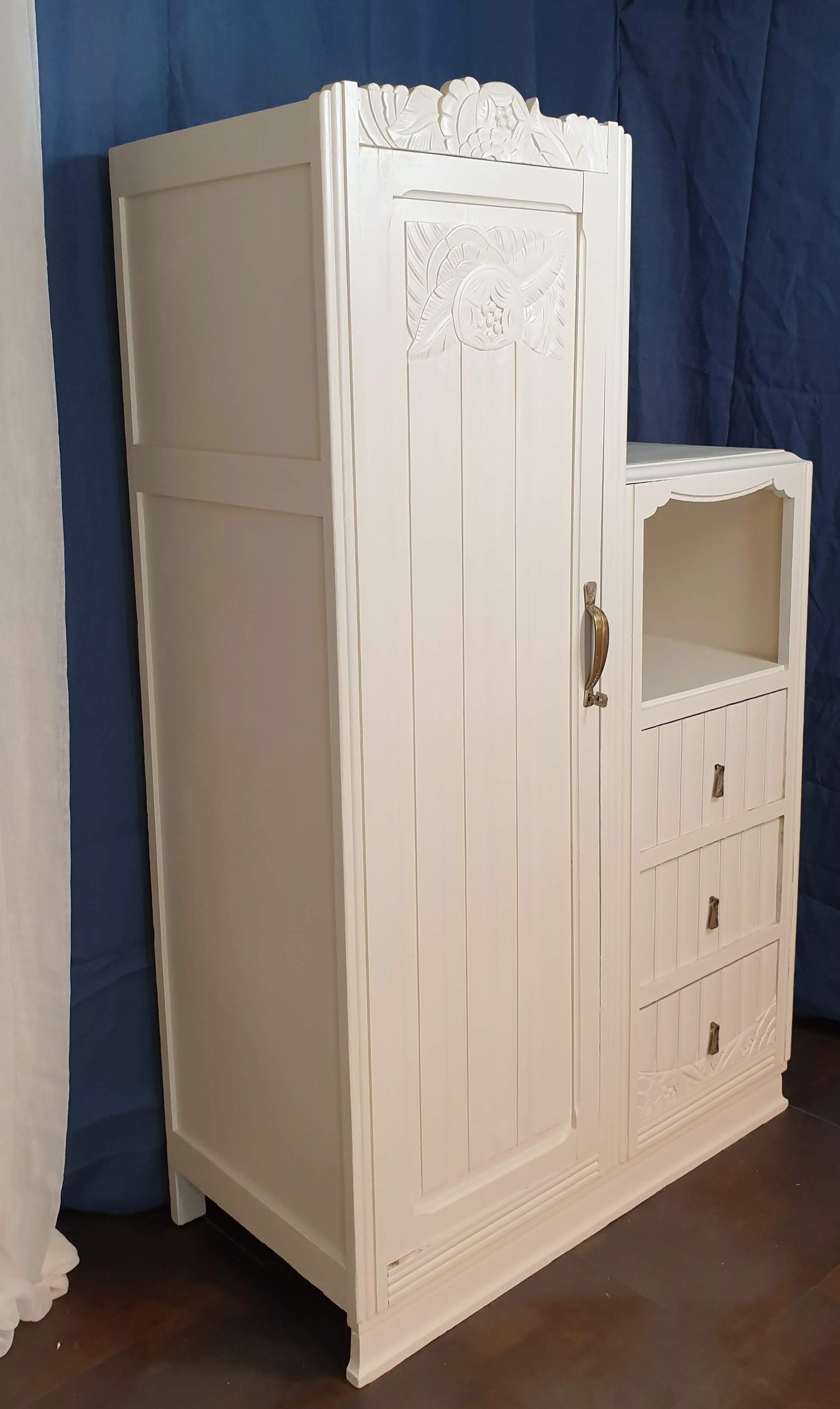 Asymmetrical cabinet