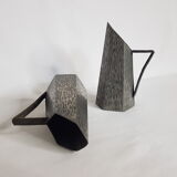 Deux vases en étain d'art texturé au design original Irman