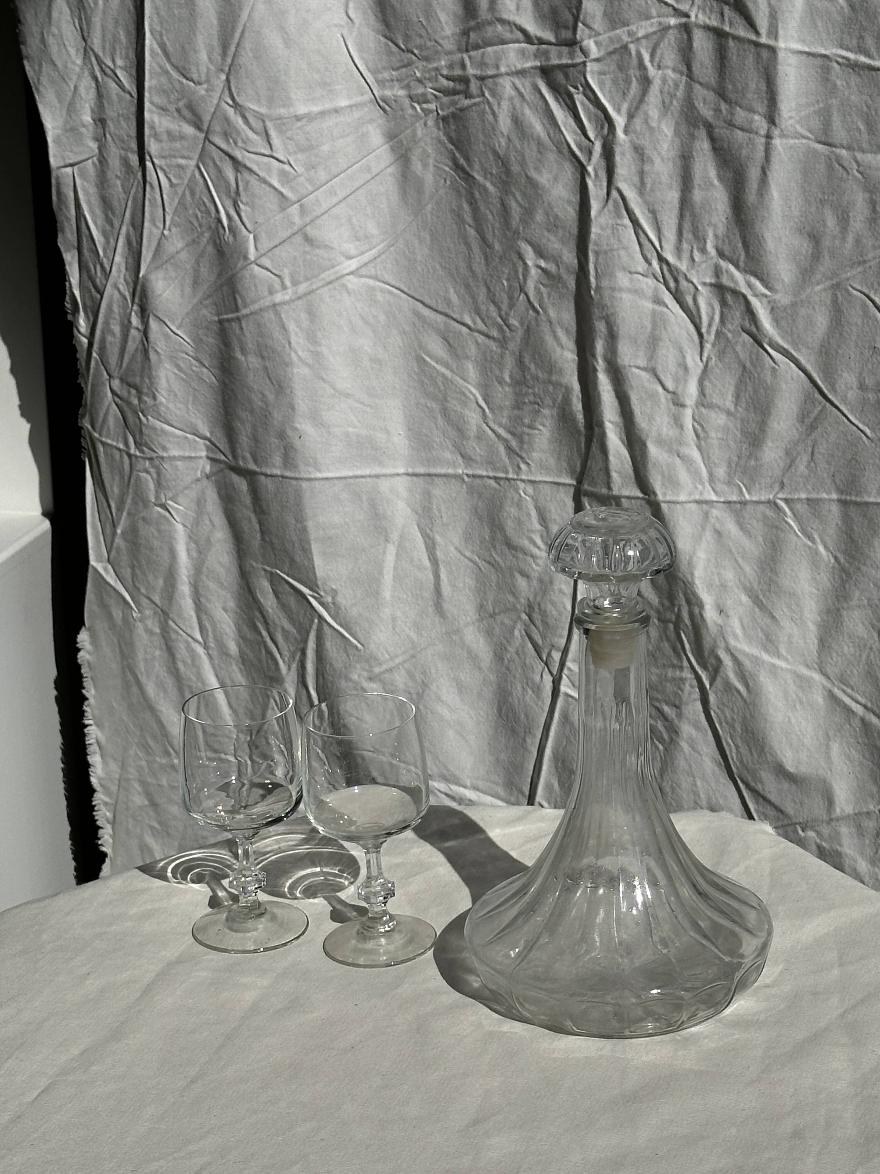 Large glass carafe with ribbed stopper H25