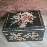 Ancienne boite noire en métal et fleurs début du siècle