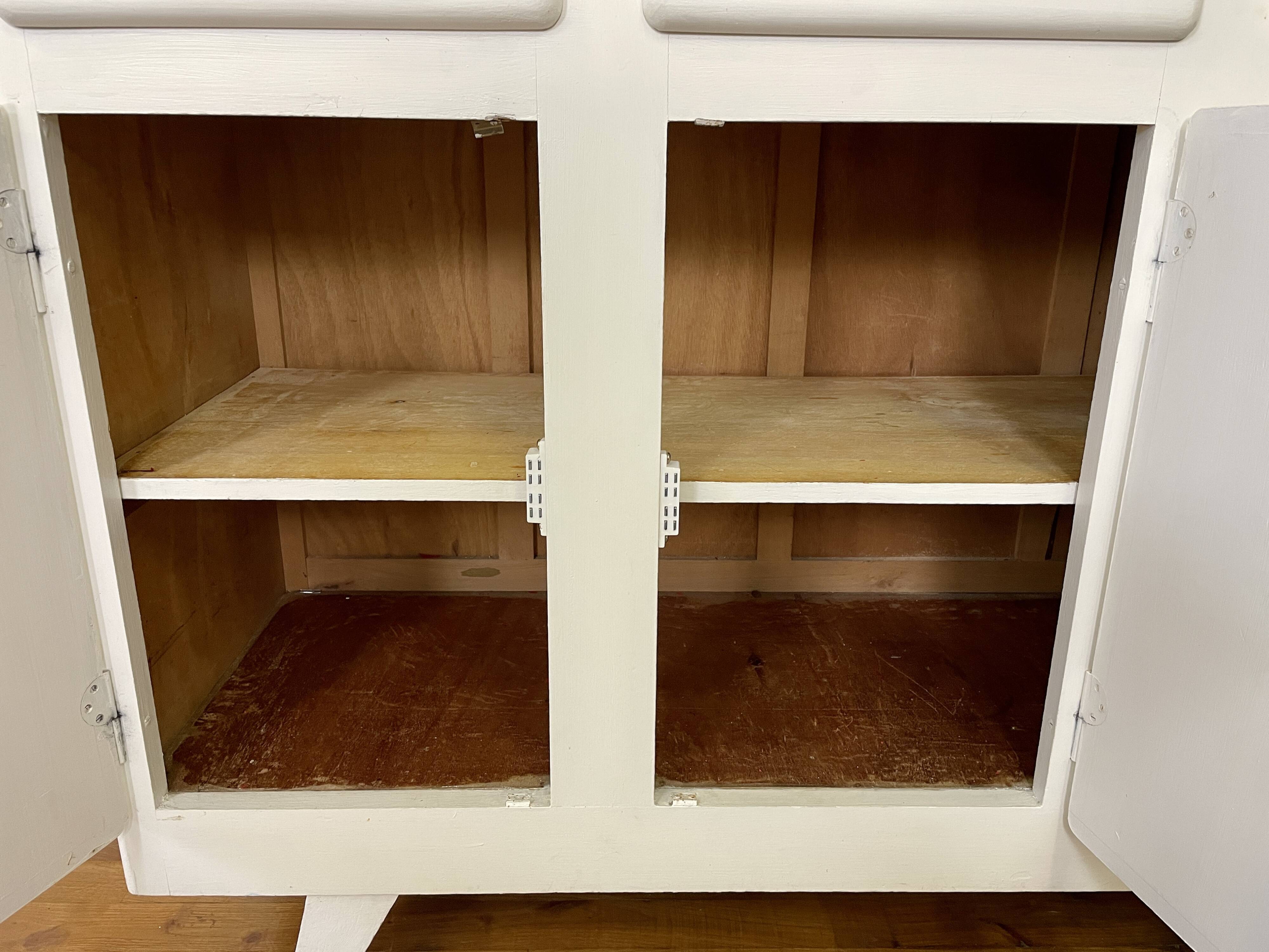 Buffet Mado low on feet compass