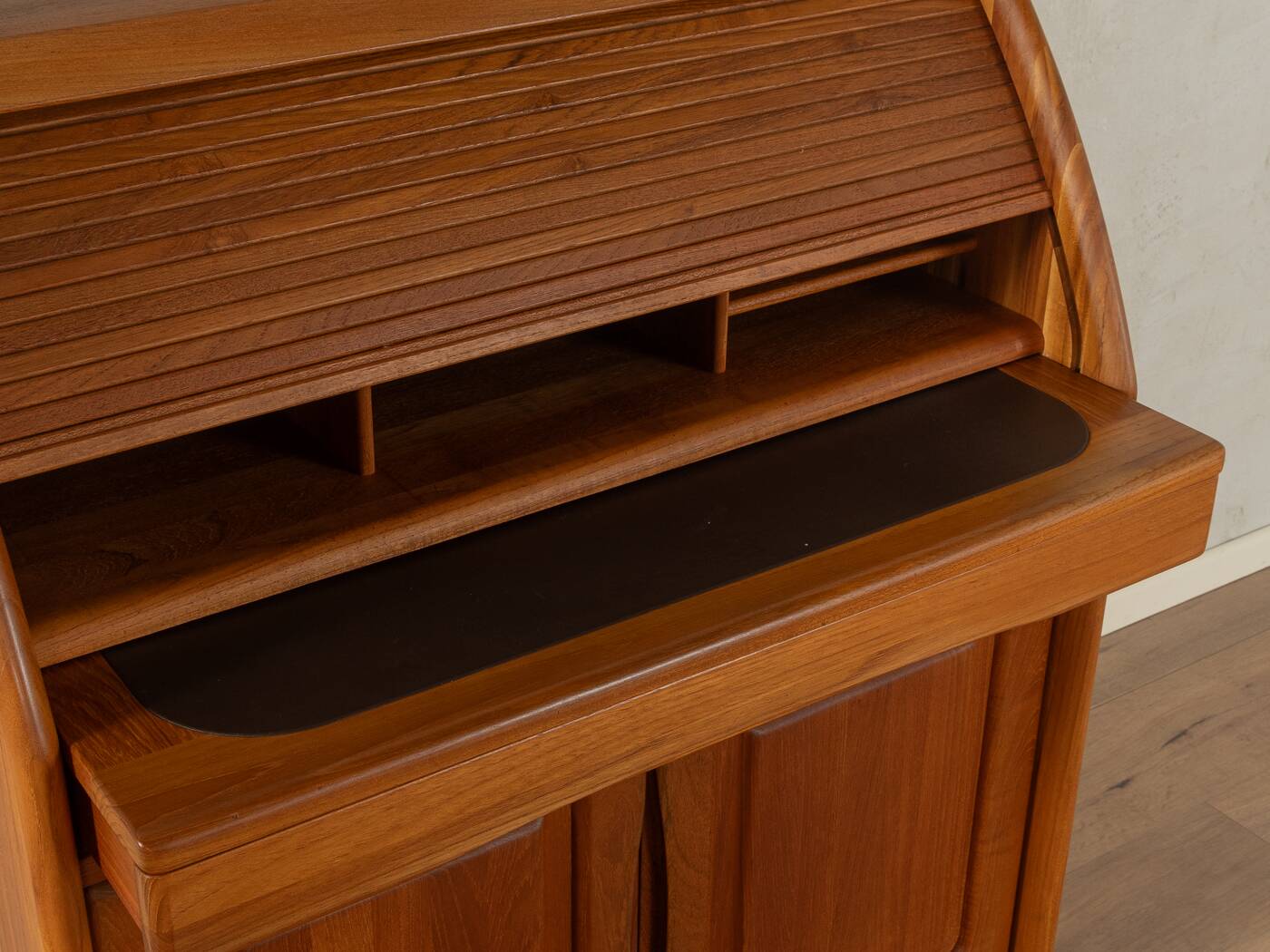 1980s Bureau, Ansager