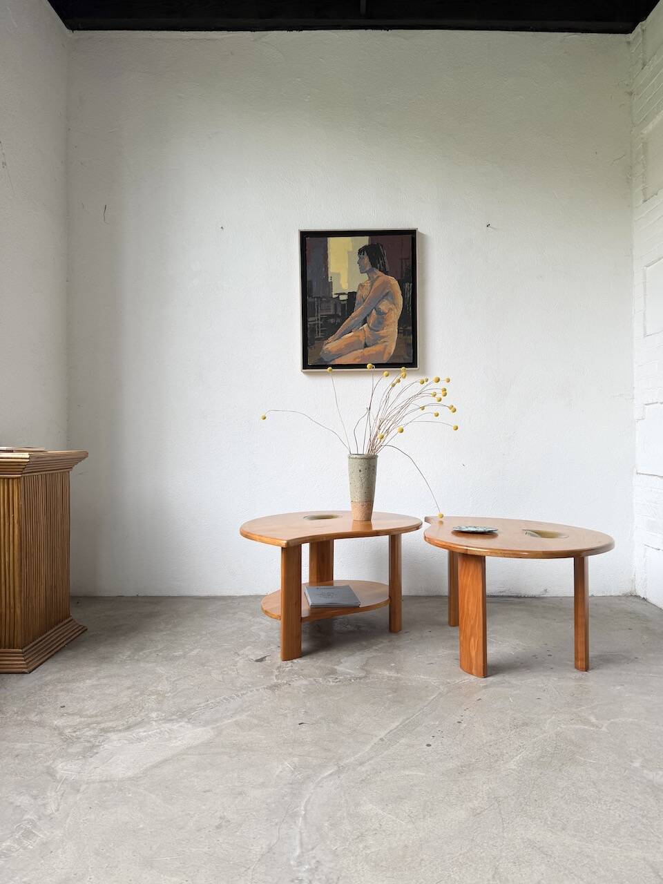 Tables basses en orme formant une goutte