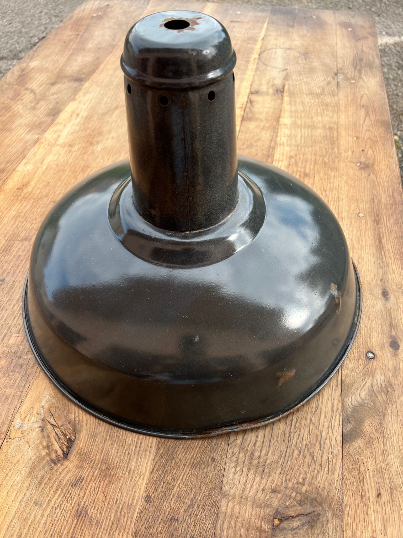 Industrial lampshade in enamelled sheet metal
