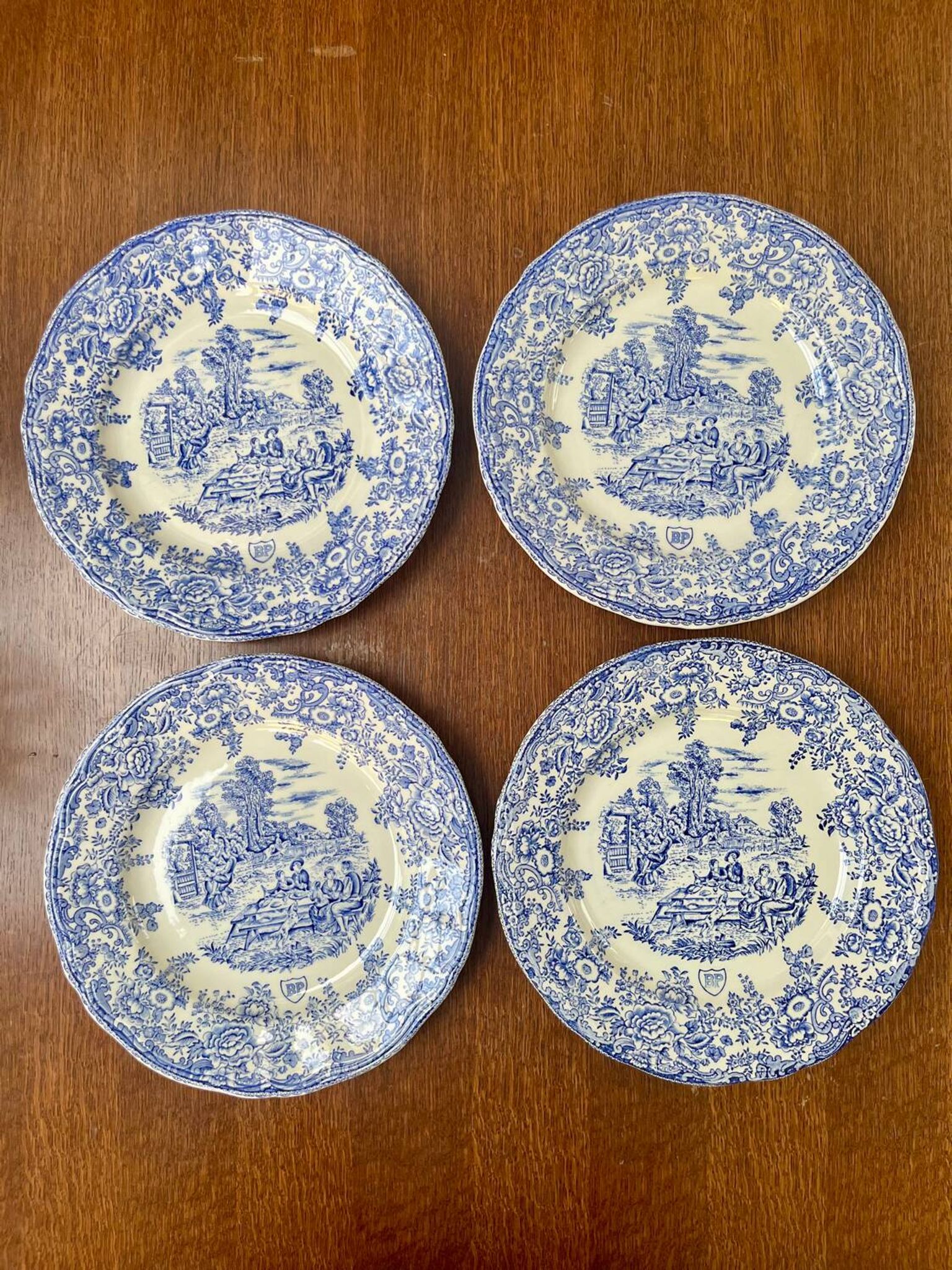 Lot de 4 assiettes vintage BP en faïence bleu à décor de scène champêtre