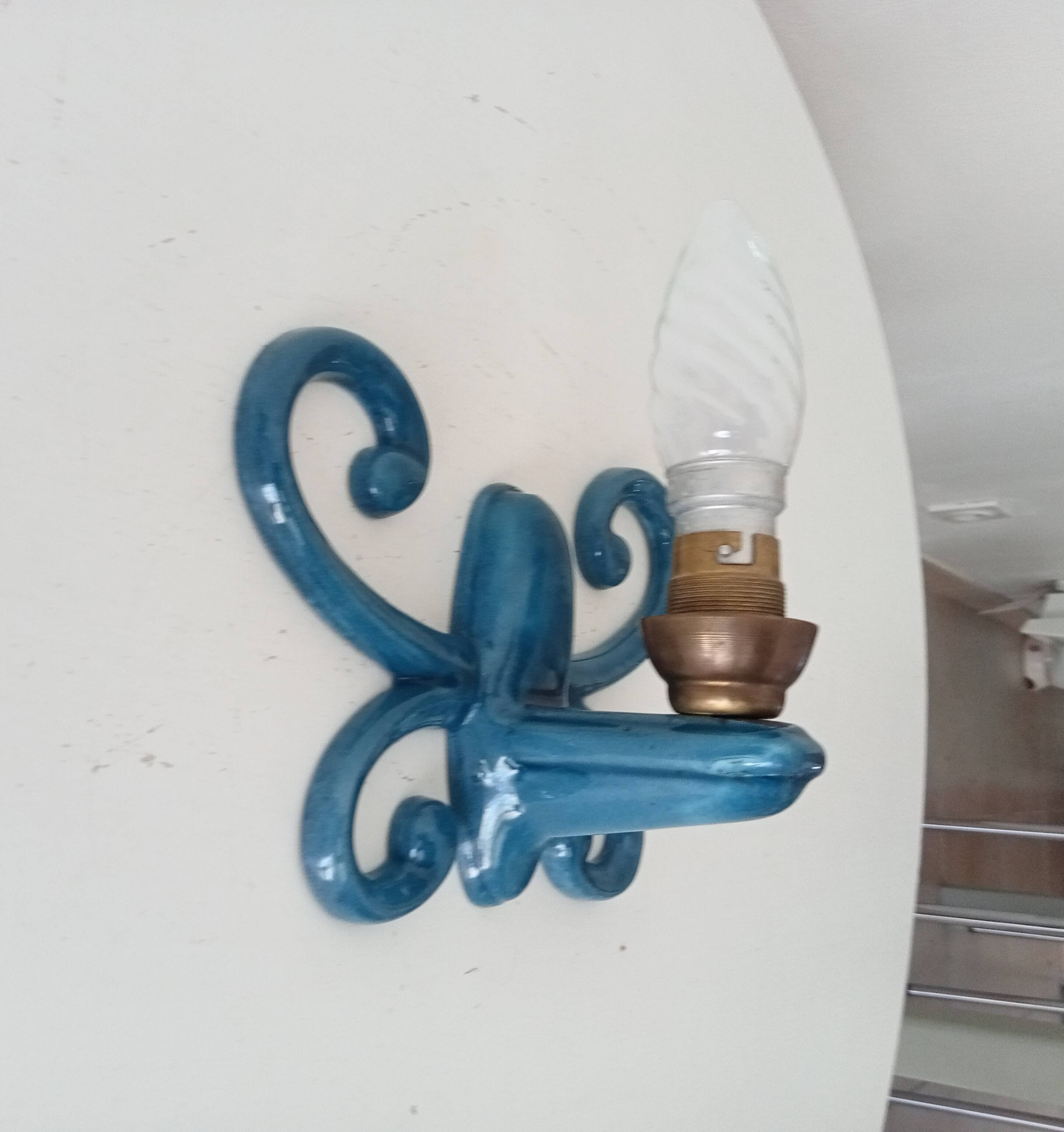 Antique wall light in enamelled cast iron.