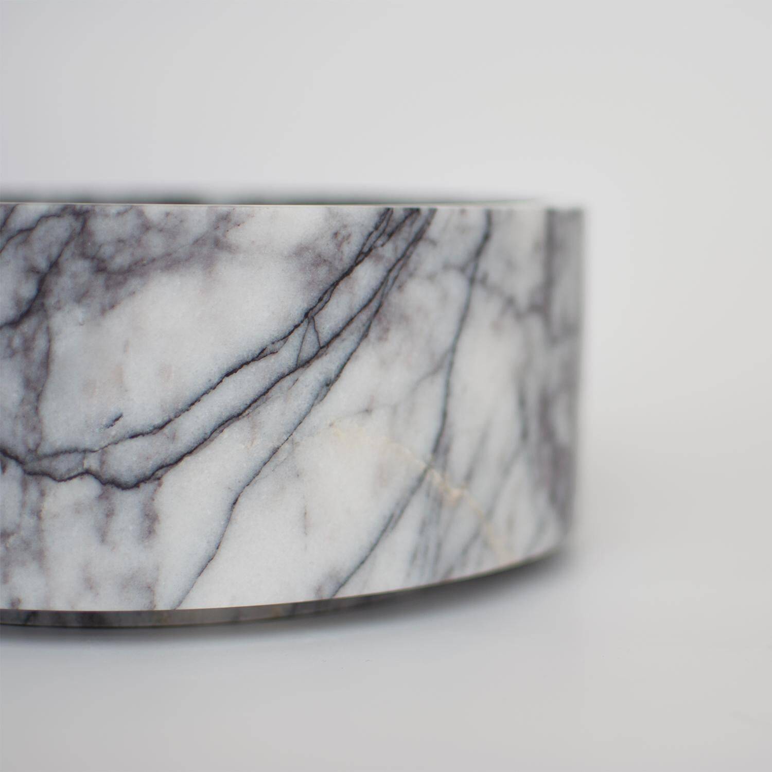 Cylindrical bowl in white/lilac marble