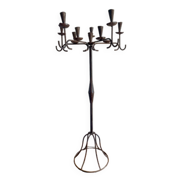 Grand chandelier sur pied en métal forgé art populaire