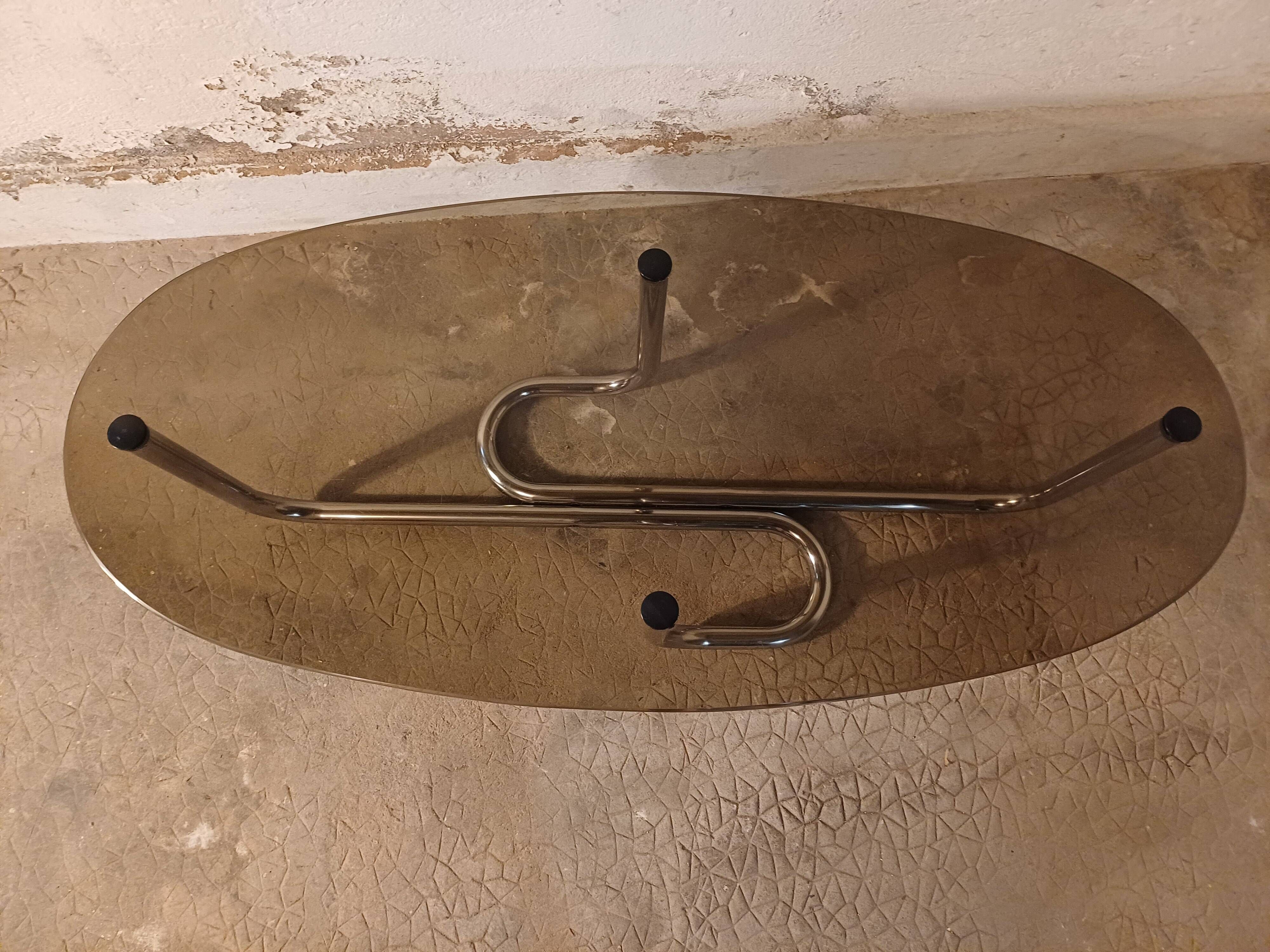 Table basse en verre fumé et métal chromé