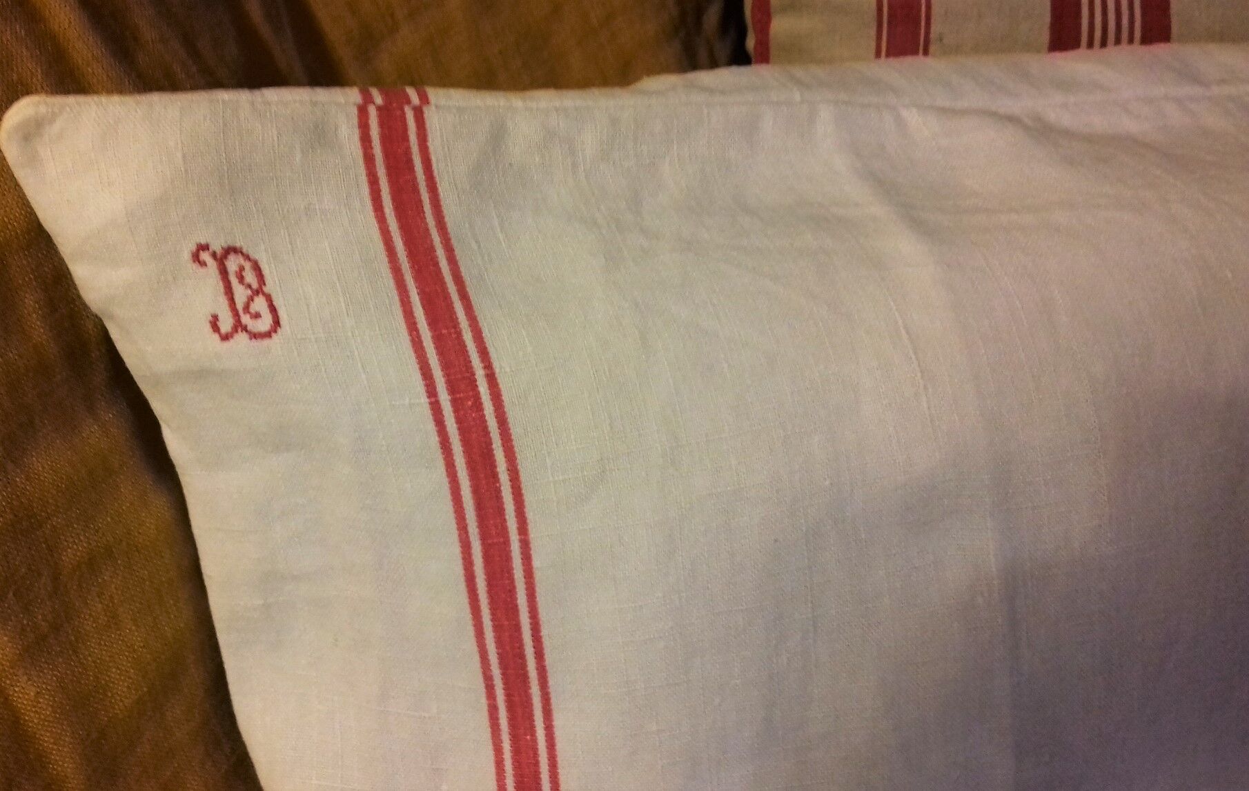 Former flax torchon cushion red stripes monogram b