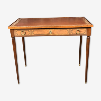 Bureau plat de style Louis XVI en acajou à dessus de cuir camel