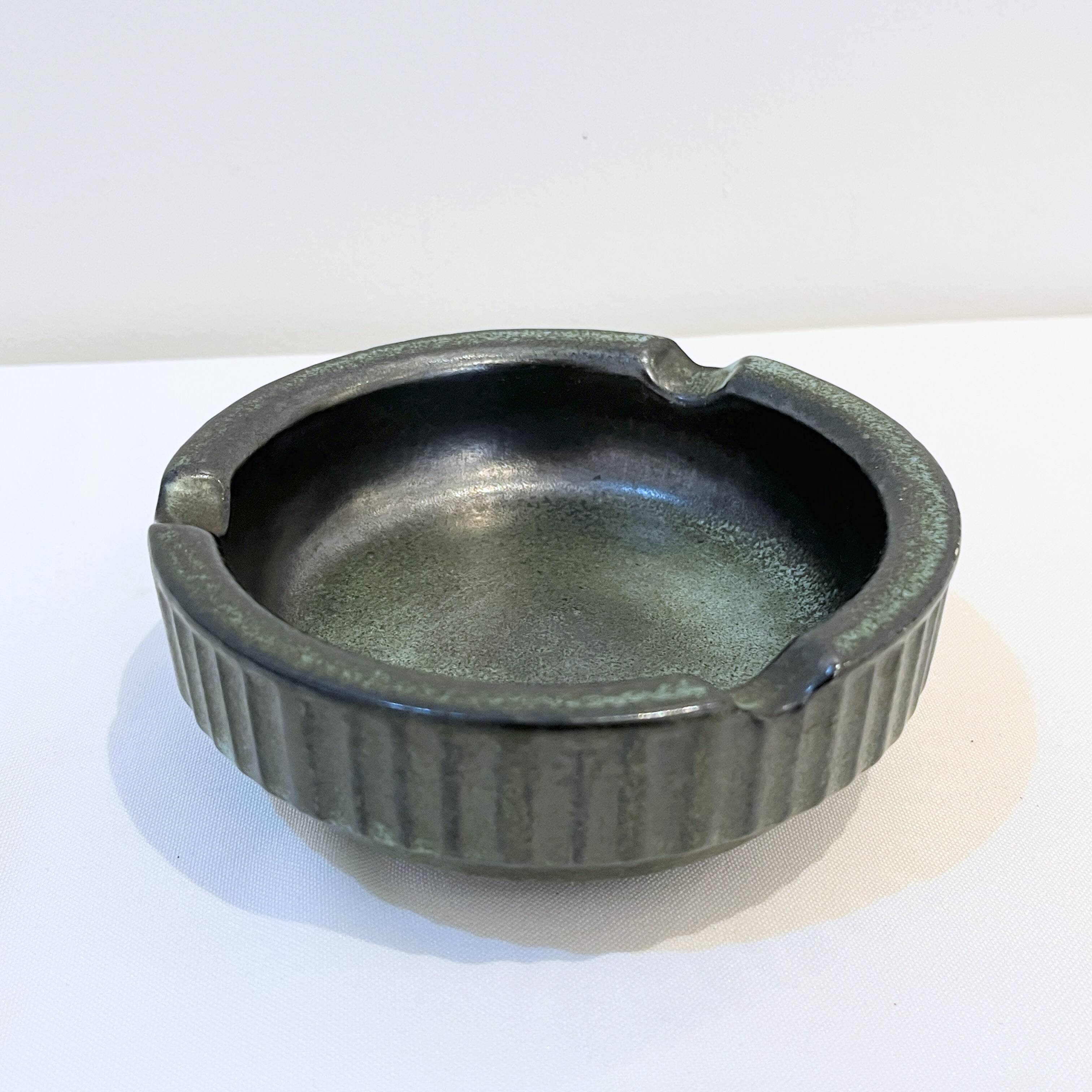 Cendrier brutaliste en céramique grès vert foncé  1950 West Germany vintage