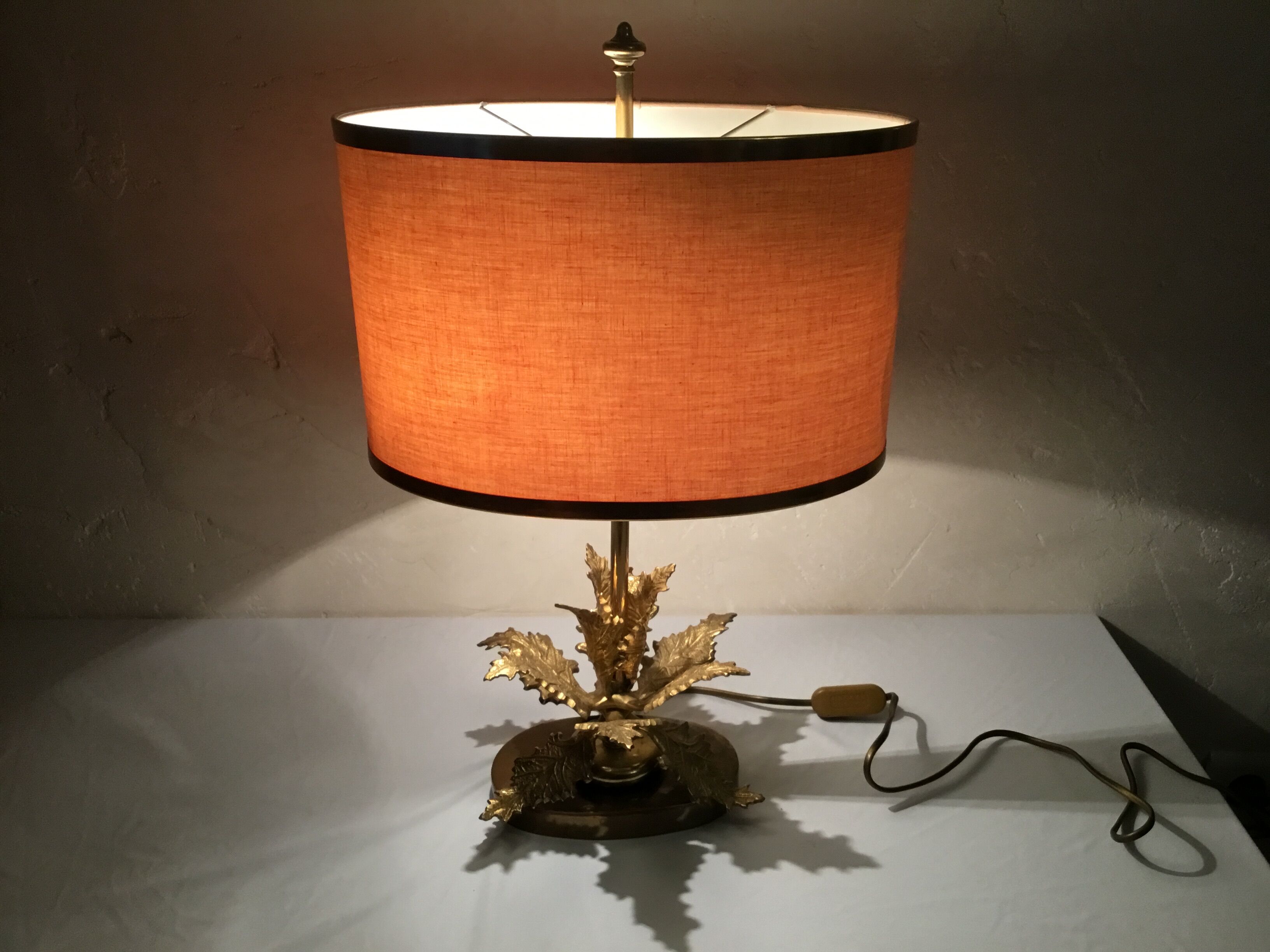 Lampe vintage bronze décor de feuilles design