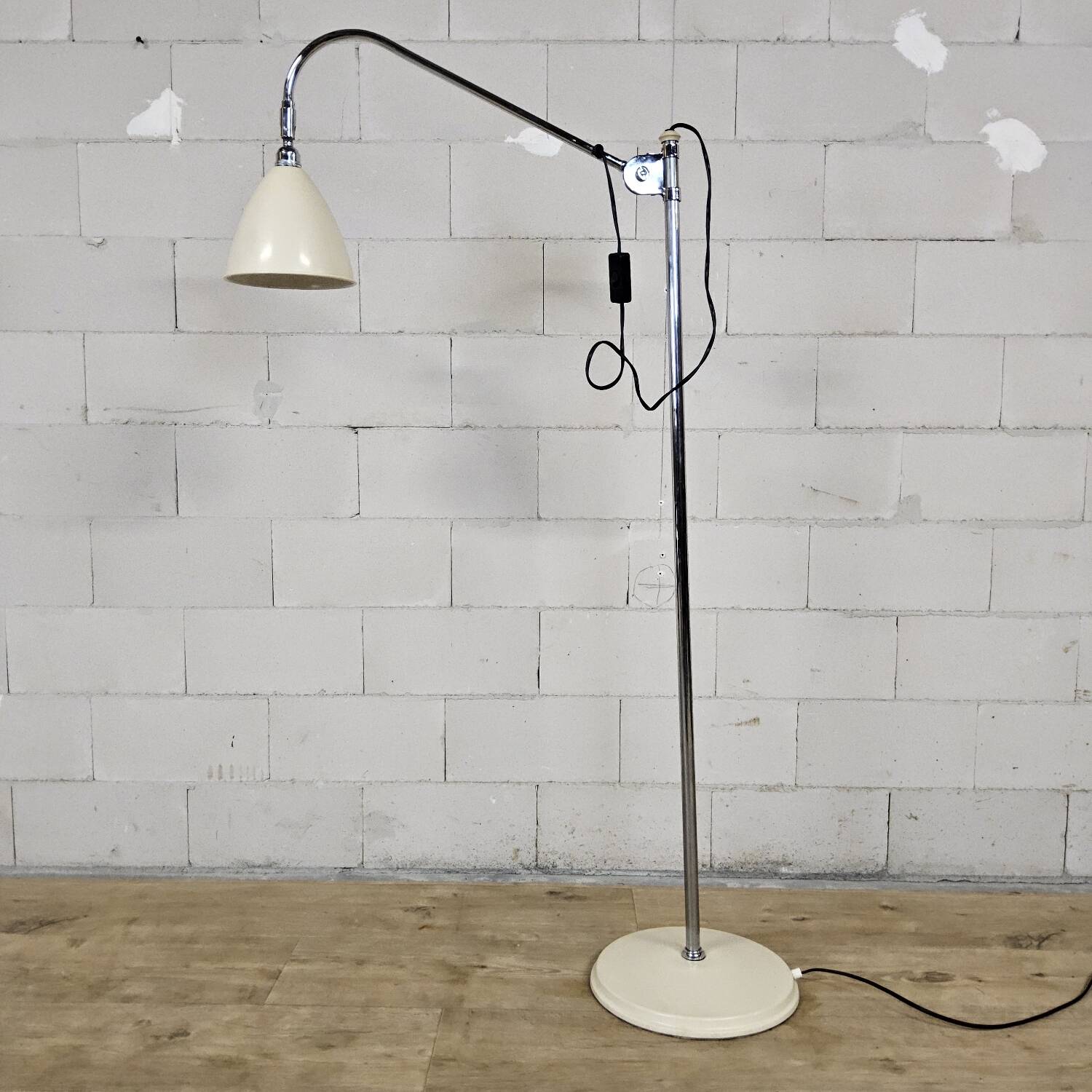 Vintage chrome / white Bauhaus floor lamp Gubi Bestlite BL3
