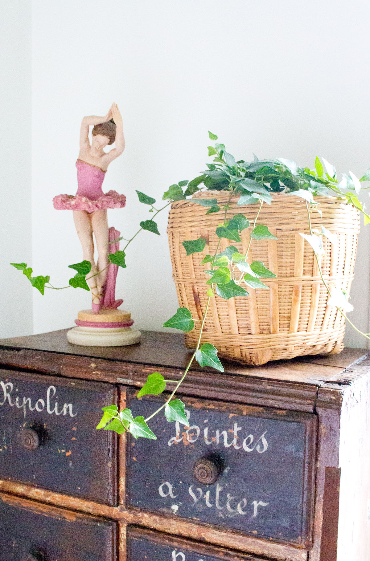 Cache woven wicker jar