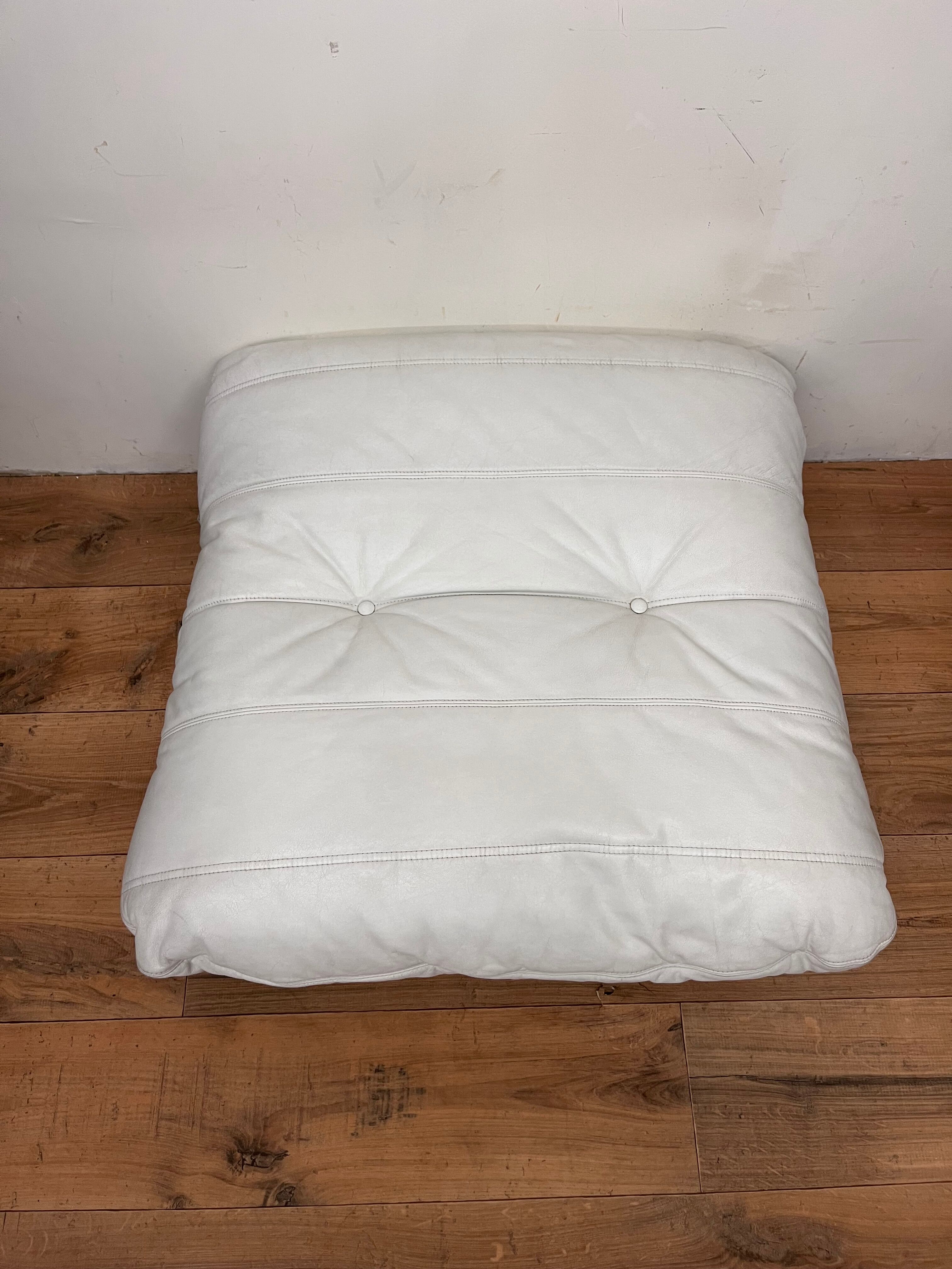 Armchair and ottoman Marsala in white leather by Michel Ducaroy for Ligne Roset