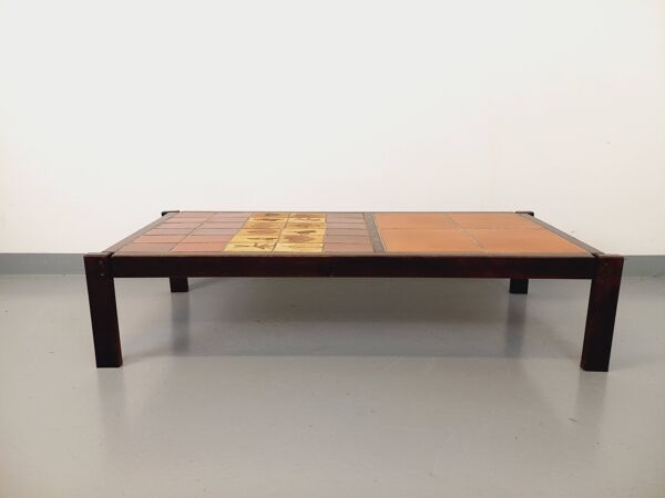 Table basse vintage Roger Capron en bois foncé et céramique de Vallauris des années 60 70
