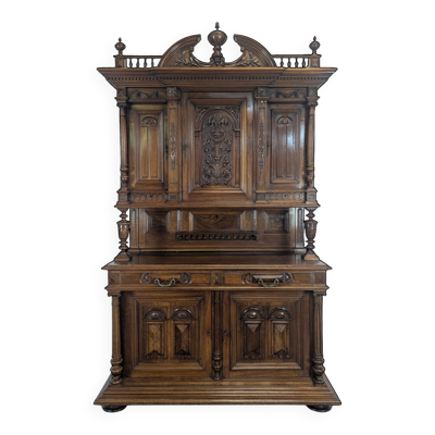 Grand buffet 2 corps de style Renaissance en noyer massif