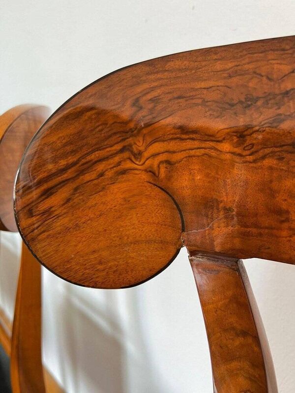 Chaise Pelle Biedermeier en placage de noyer et cuir noir, Autriche, années 1820.
