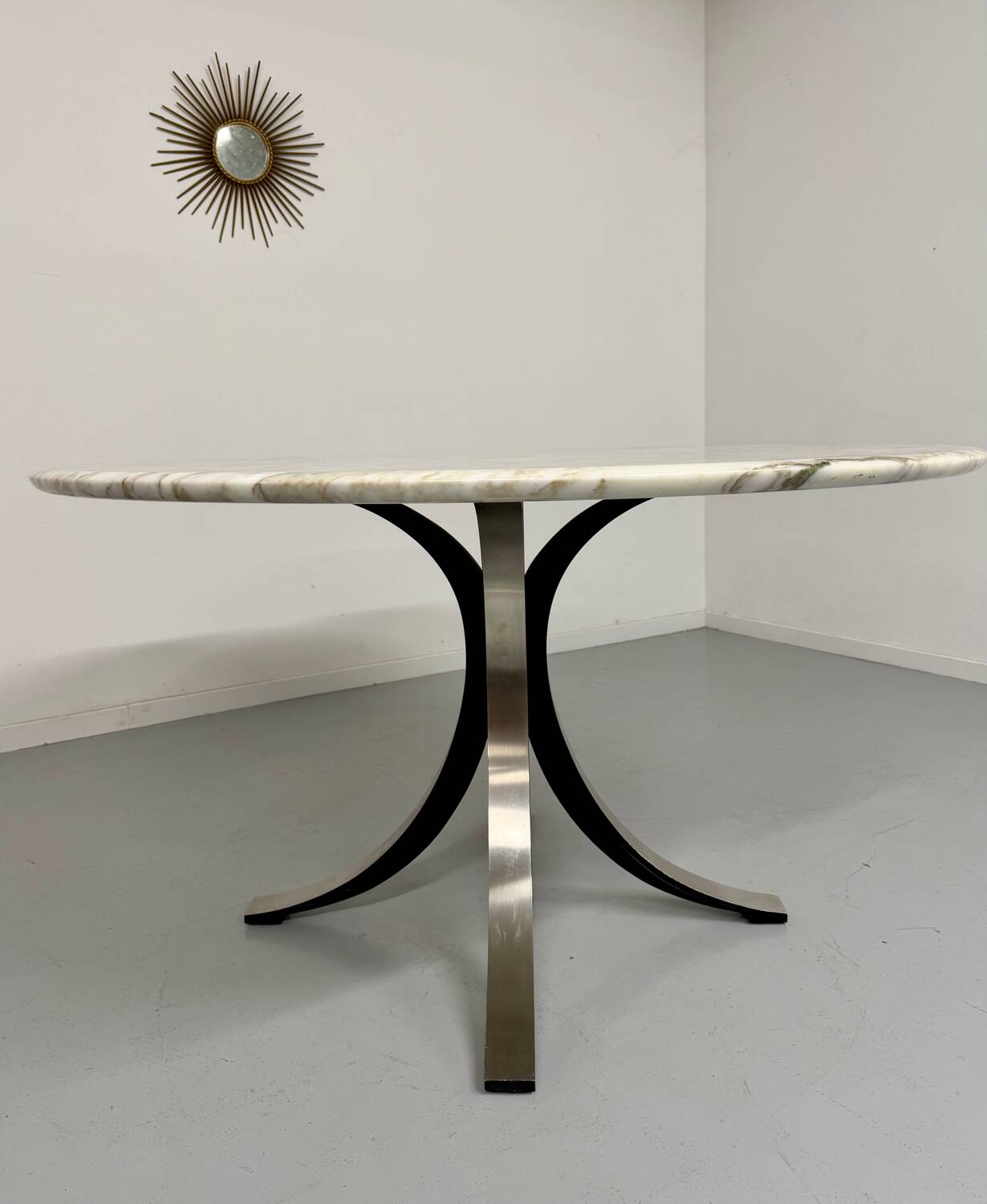 Round marble table T69 design Osvaldo Borsani for Tecno year 70