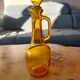 Carafe jaune avec anse et bec verseur