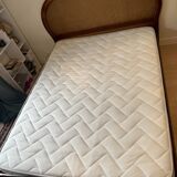 Lit double en cannage (matelas et sommier inclus)