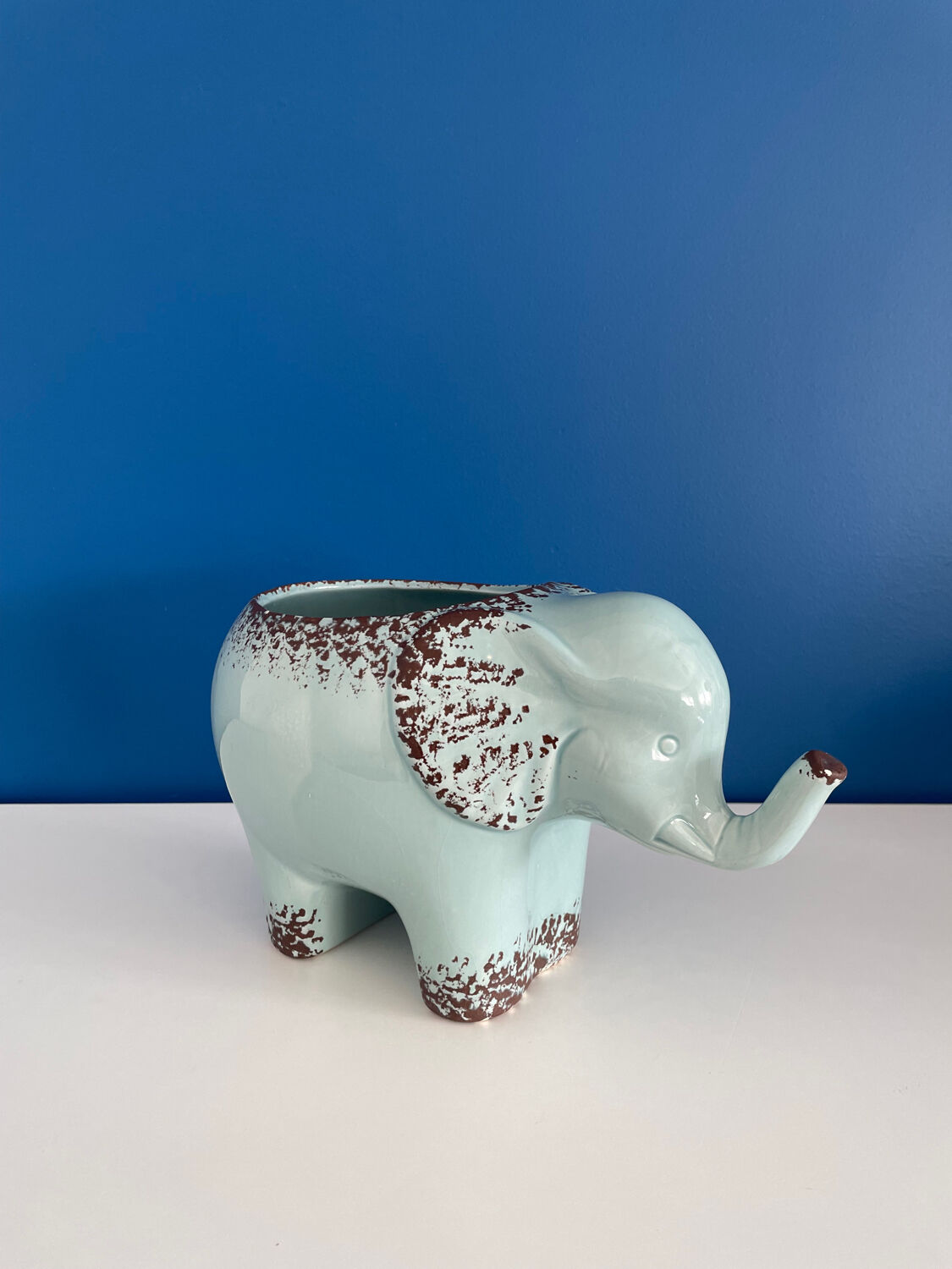 Enamelled elephant pot cover