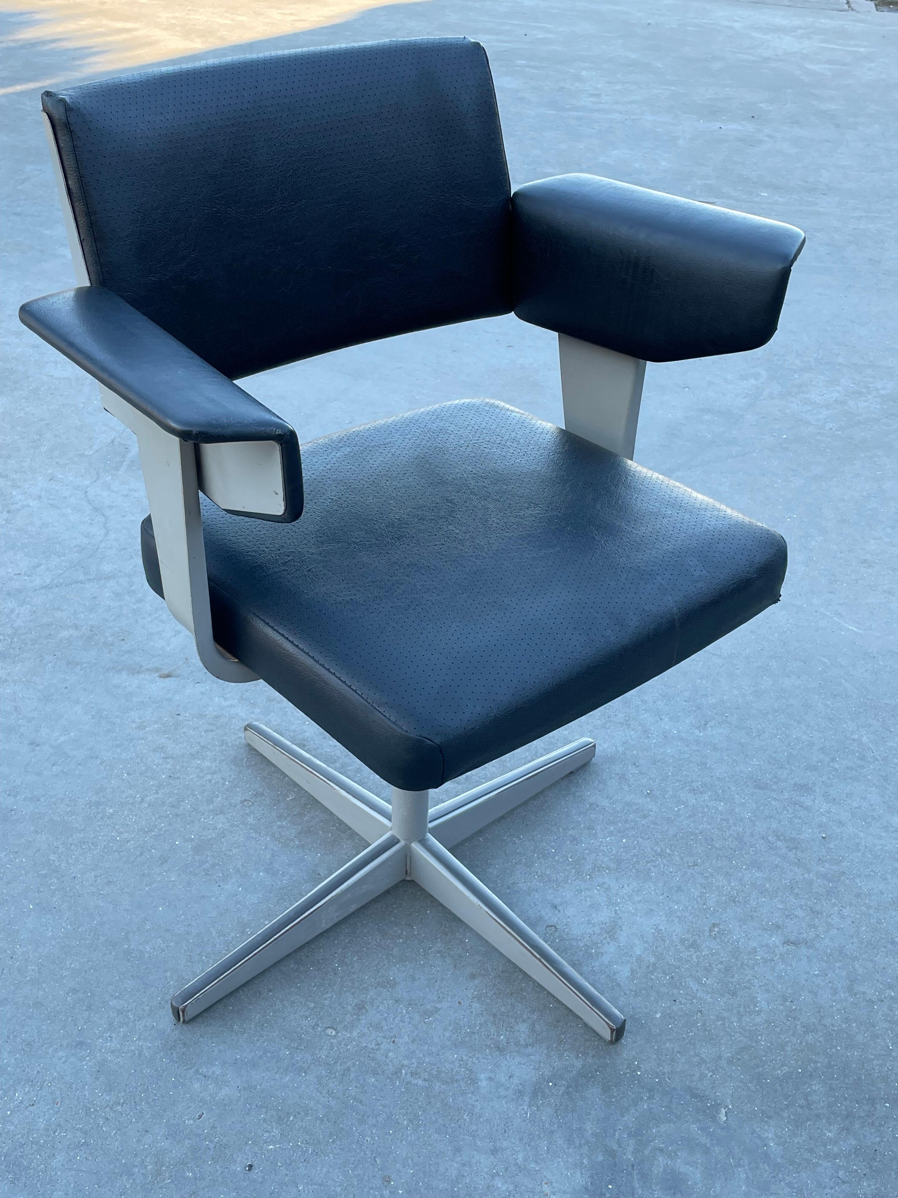 Friso kramer revolve desk chair for ahrend de cirkel 1960