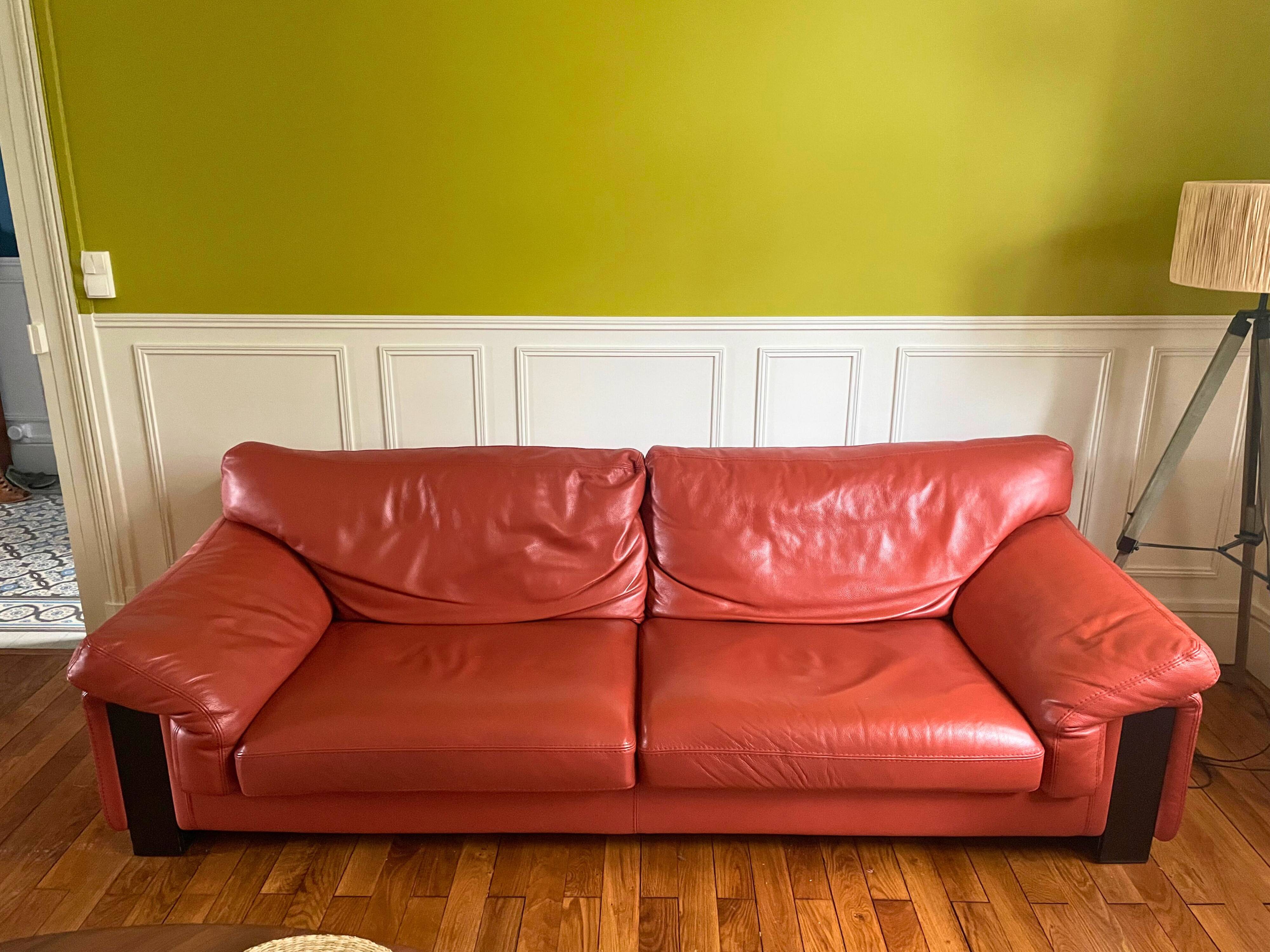 3-seater canapé in tawny leather, Ascot model by Roche Bobois.